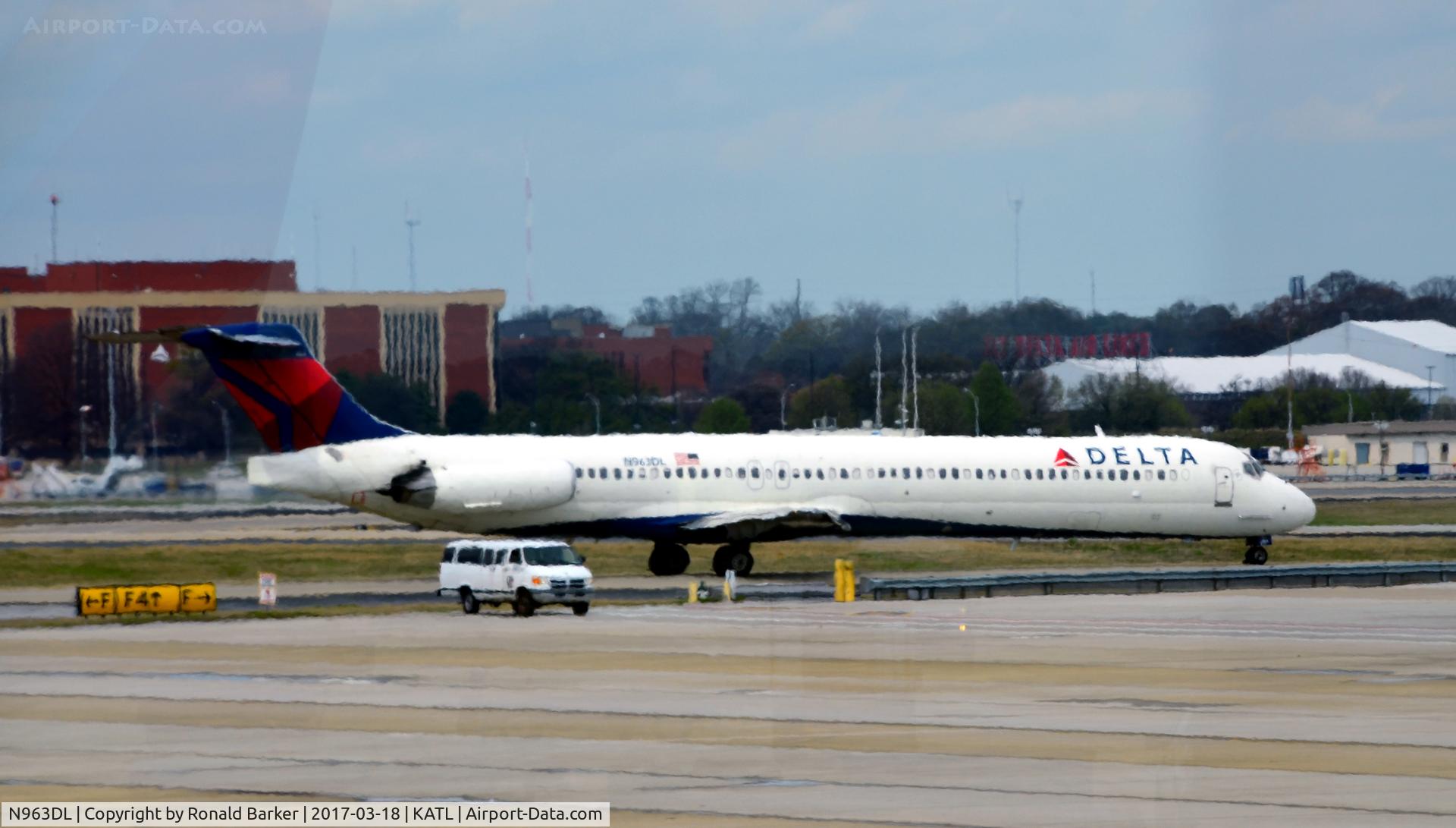 N963DL, 1990 McDonnell Douglas MD-88 C/N 49982, Taxi for takeoff Atlanta