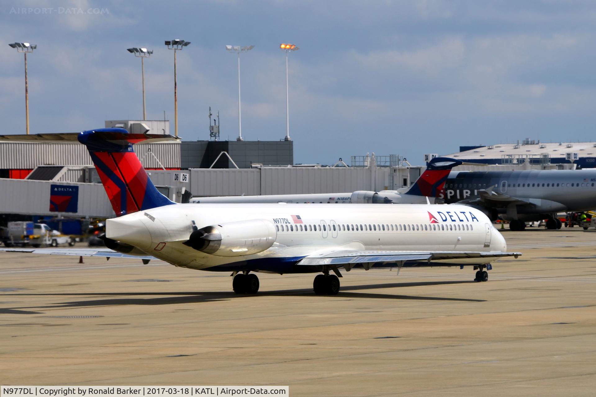 N977DL, 1991 McDonnell Douglas MD-88 C/N 53258, Taxi Atlanta