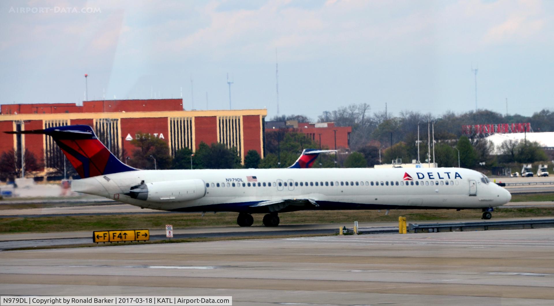 N979DL, 1991 McDonnell Douglas MD-88 C/N 53266, Taxi for takeoff Atlanta