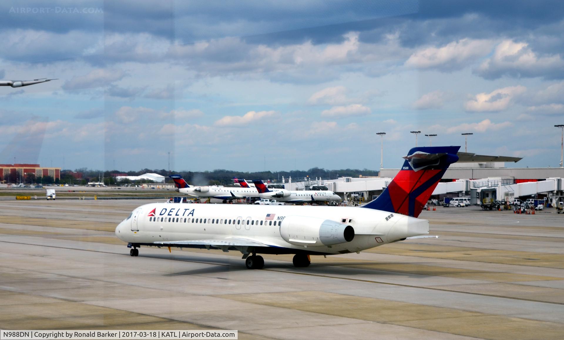 N988DN, 2000 Boeing 717-23S C/N 55065, Taxi Atlanta