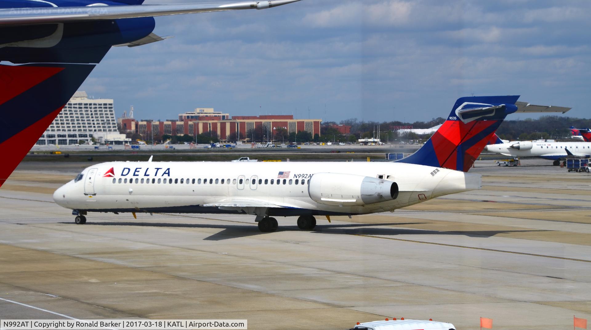 N992AT, 2002 Boeing 717-200 C/N 55136, Taxi for takeoff Atlanta