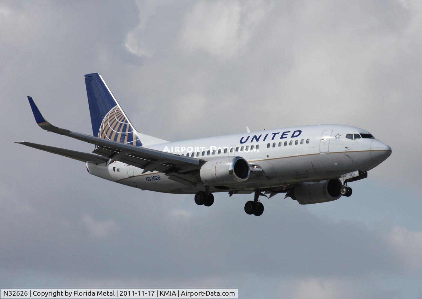 N32626, 1995 Boeing 737-524 C/N 27530, MIA spotting 2011