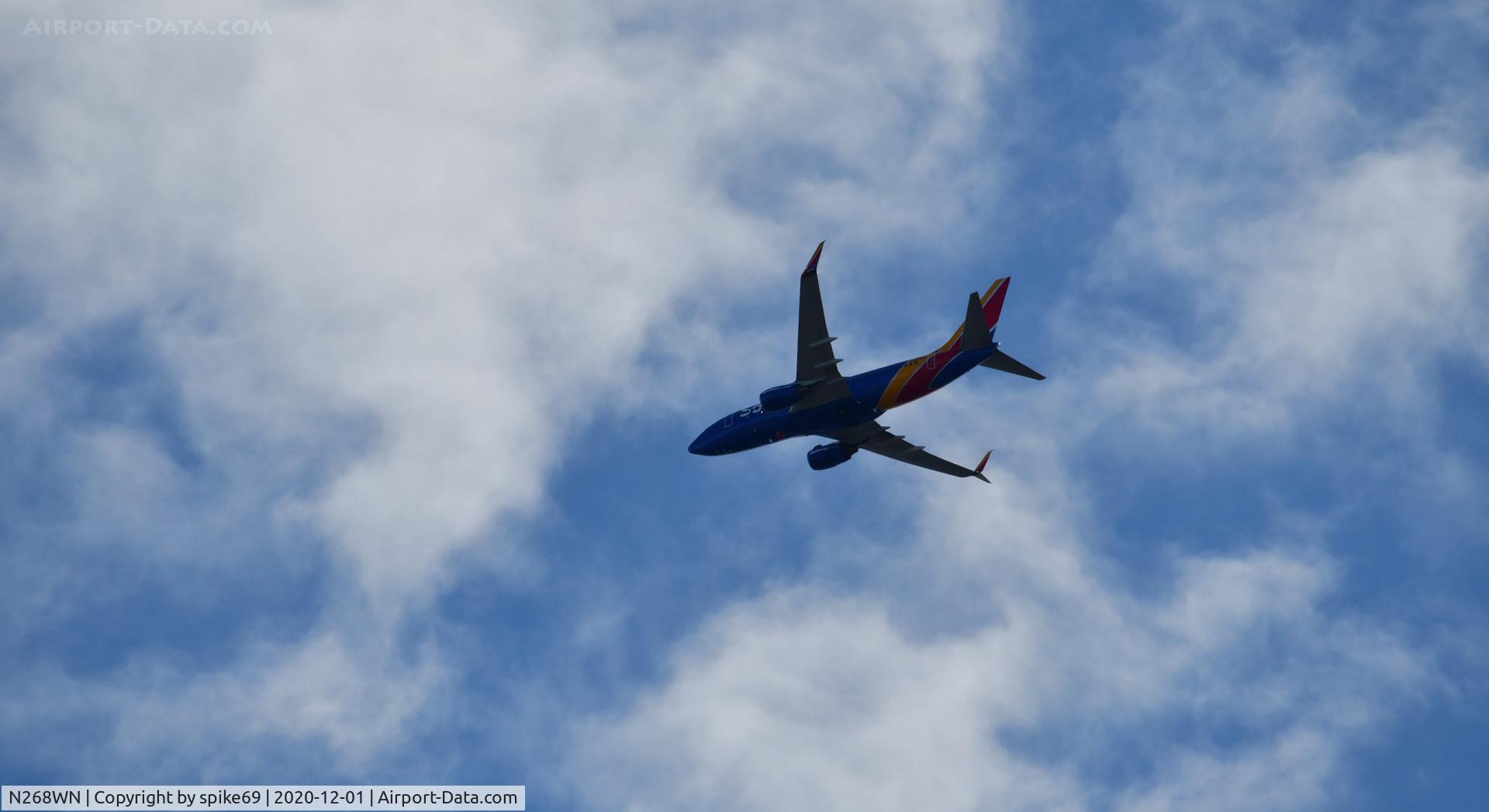 N268WN, 2007 Boeing 737-7H4 C/N 32524, N268WN flies over Bon Air, VA