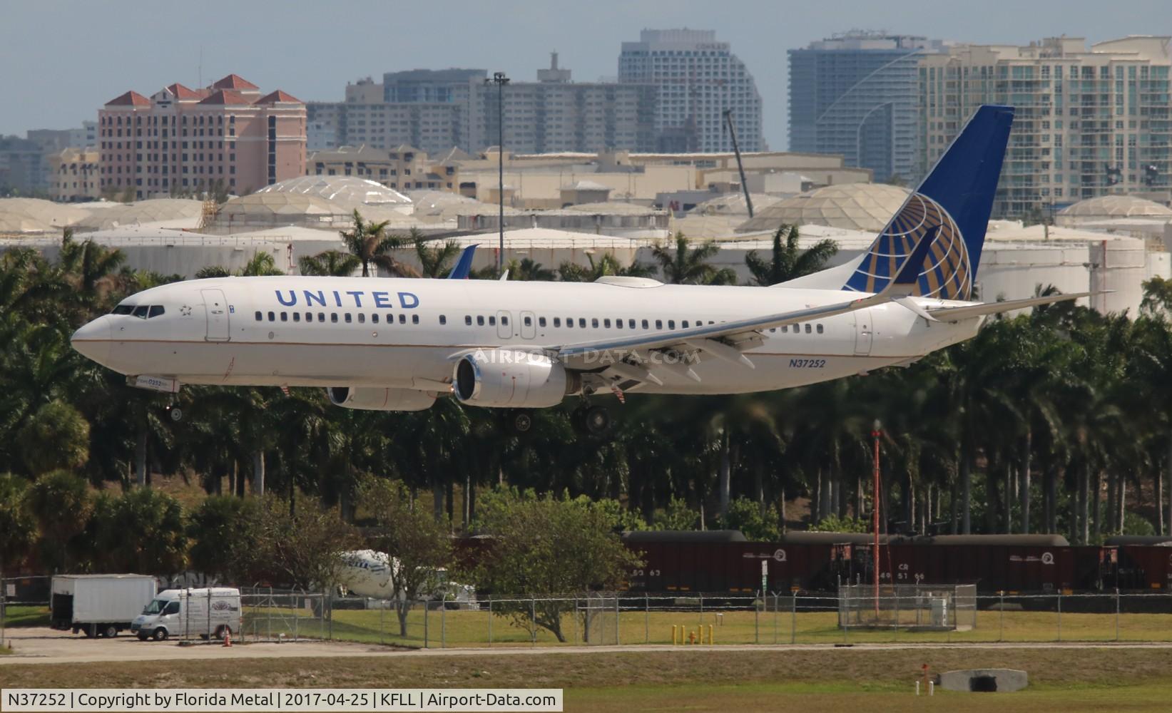 N37252, 2000 Boeing 737-824 C/N 30583, FLL spotting 2017