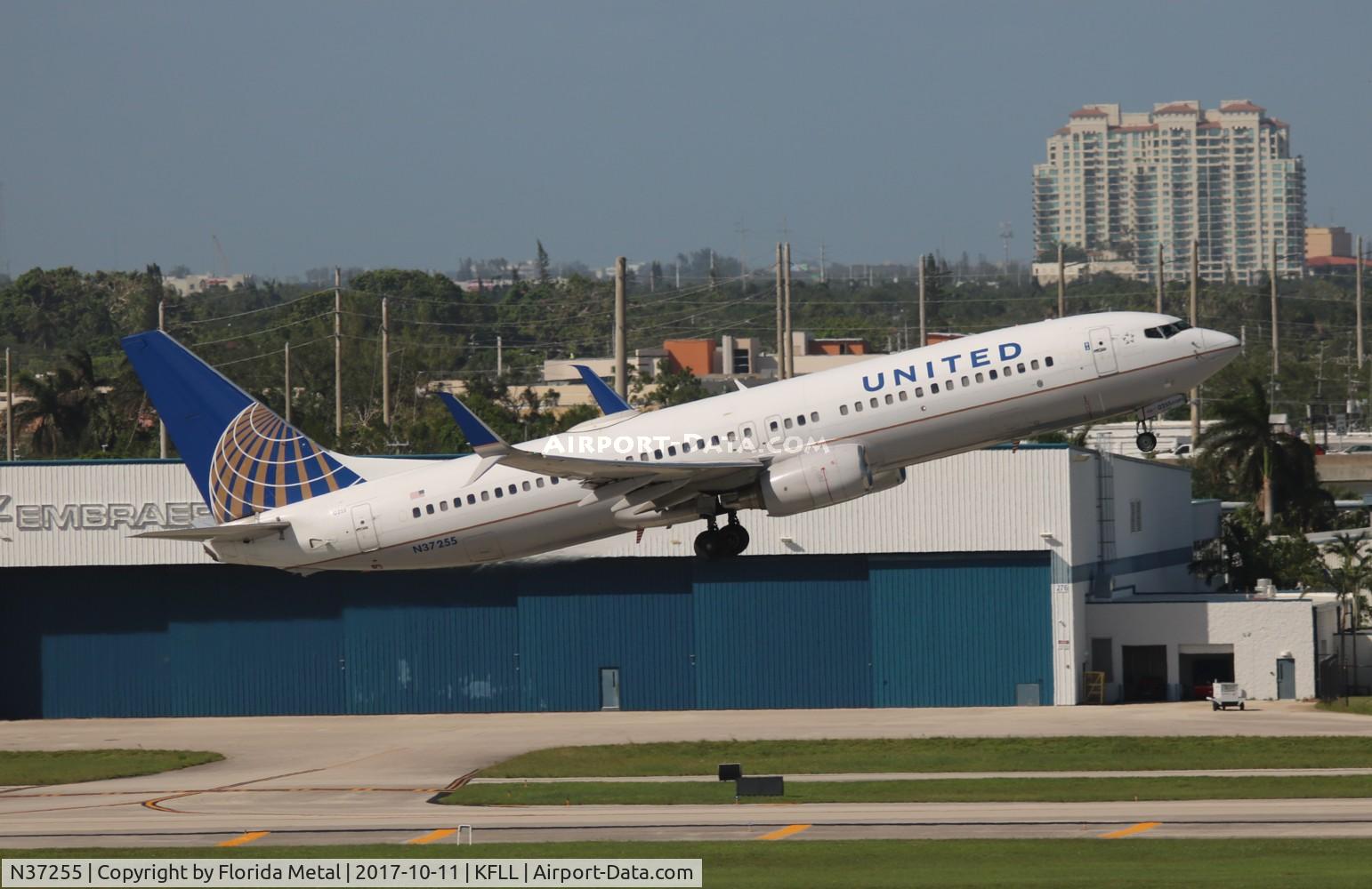 N37255, 2000 Boeing 737-824 C/N 30610, FLL spotting 2017