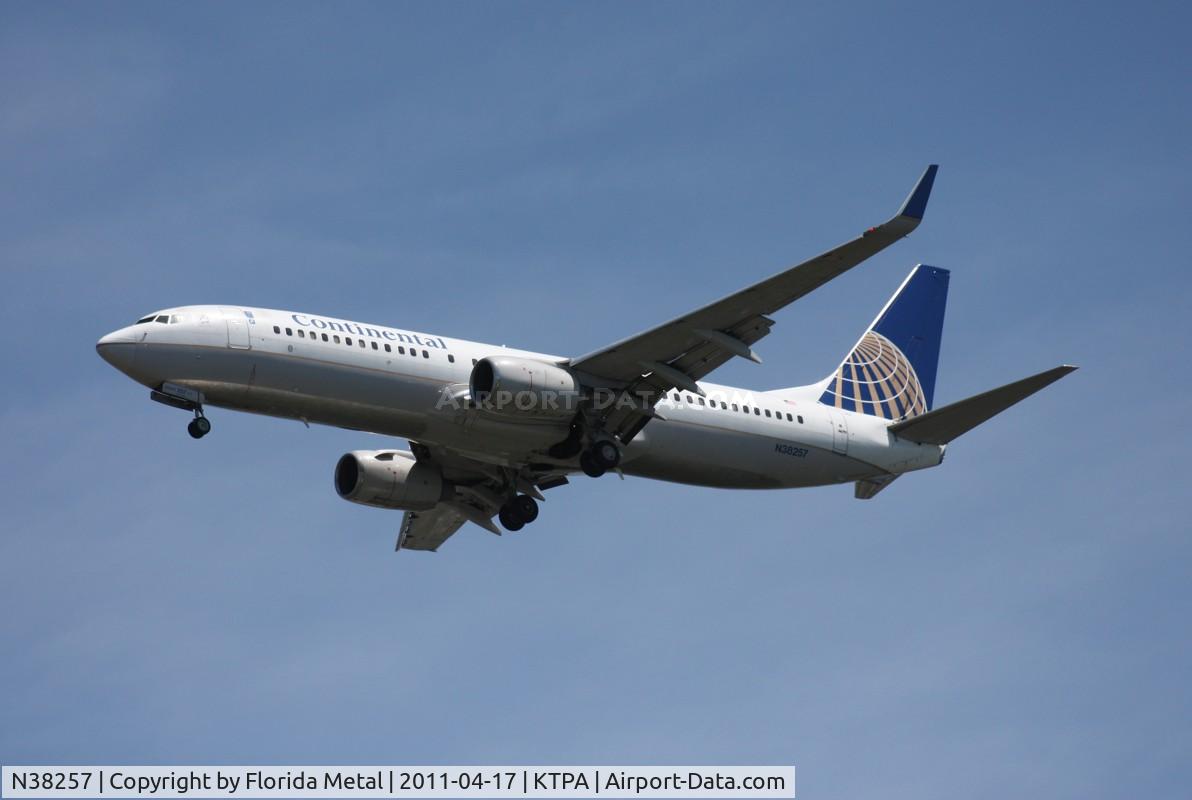 N38257, 2000 Boeing 737-824 C/N 30612, TPA spotting 2011