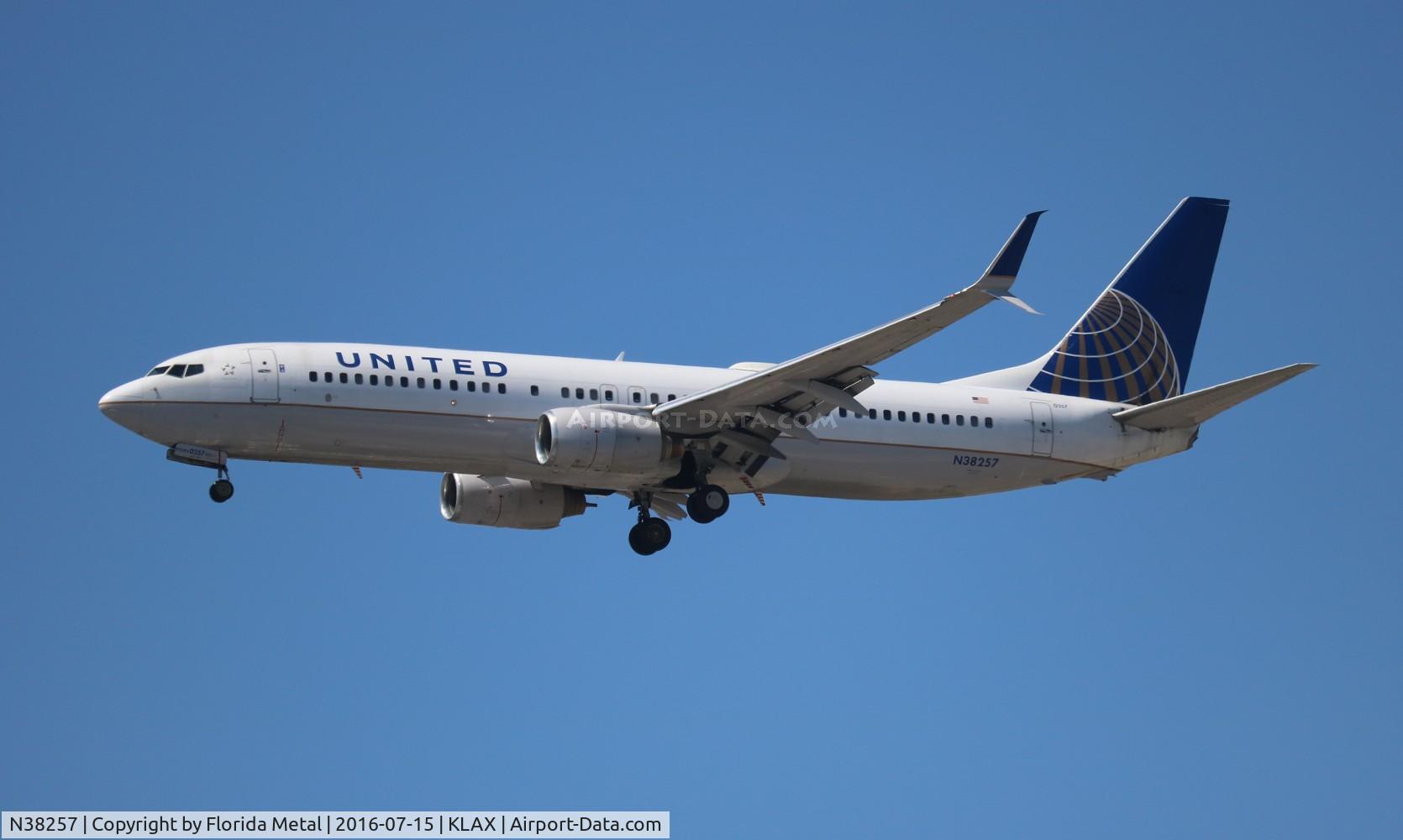 N38257, 2000 Boeing 737-824 C/N 30612, LAX spotting 2016