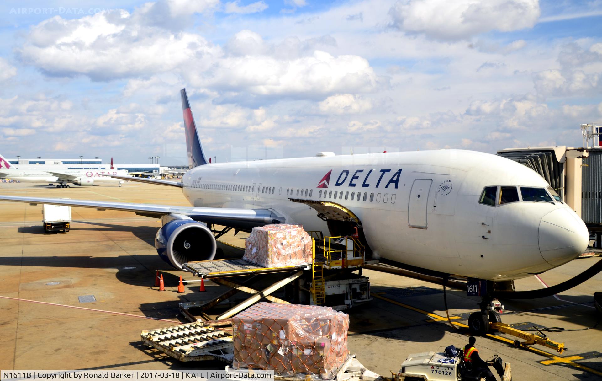N1611B, 2000 Boeing 767-332/ERF C/N 30595, At the gate Atlanta
