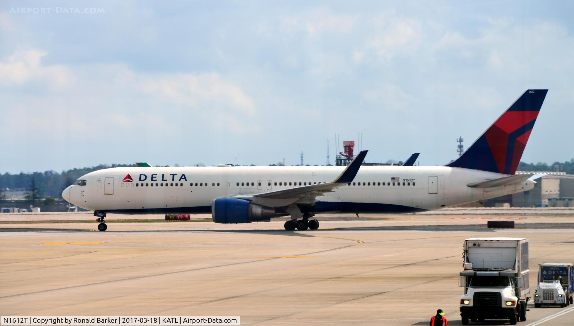 N1612T, 2001 Boeing 767-332 C/N 30575, Taxi Atlanta