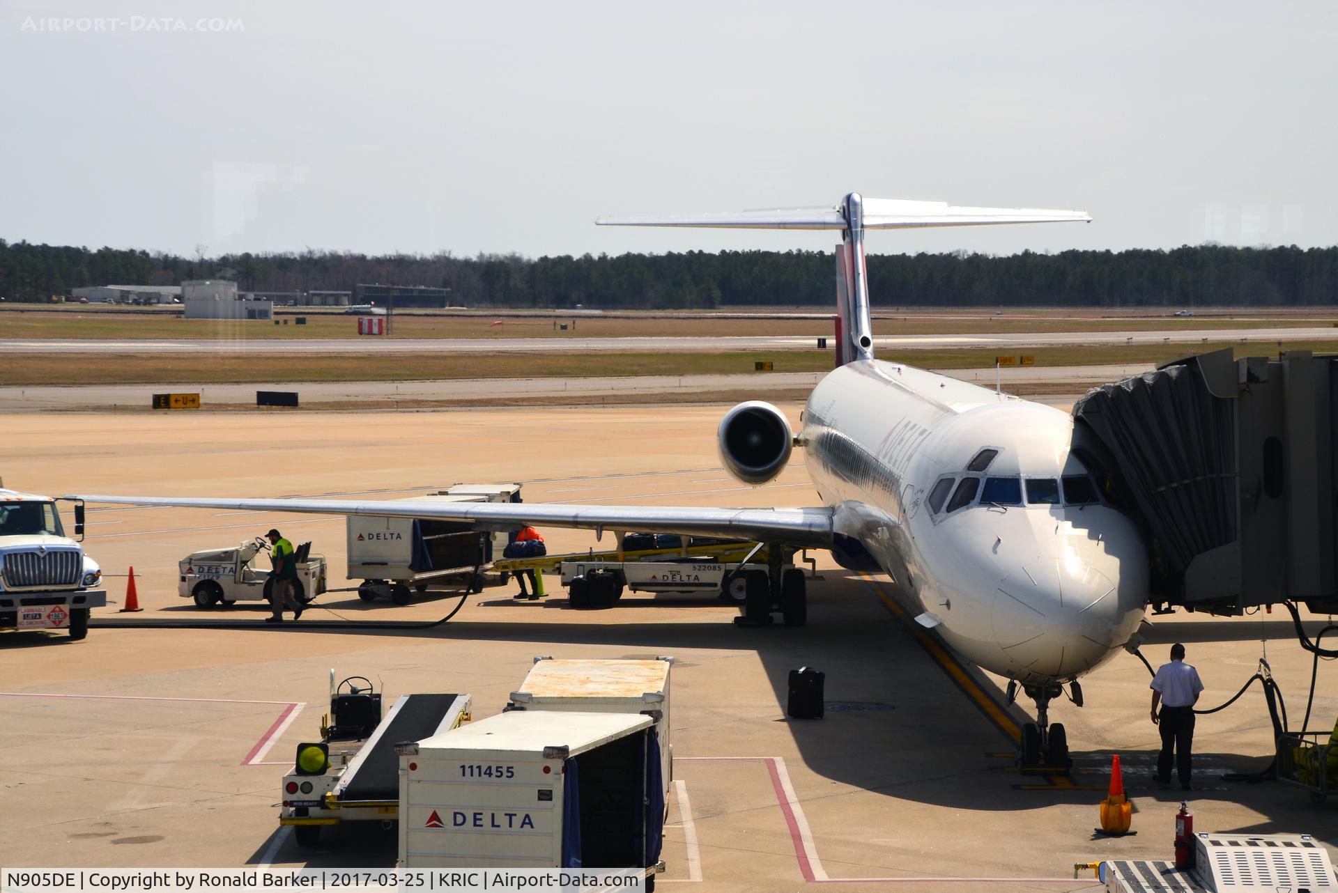 N905DE, 1992 McDonnell Douglas MD-88 C/N 53410, At the gate Richmond