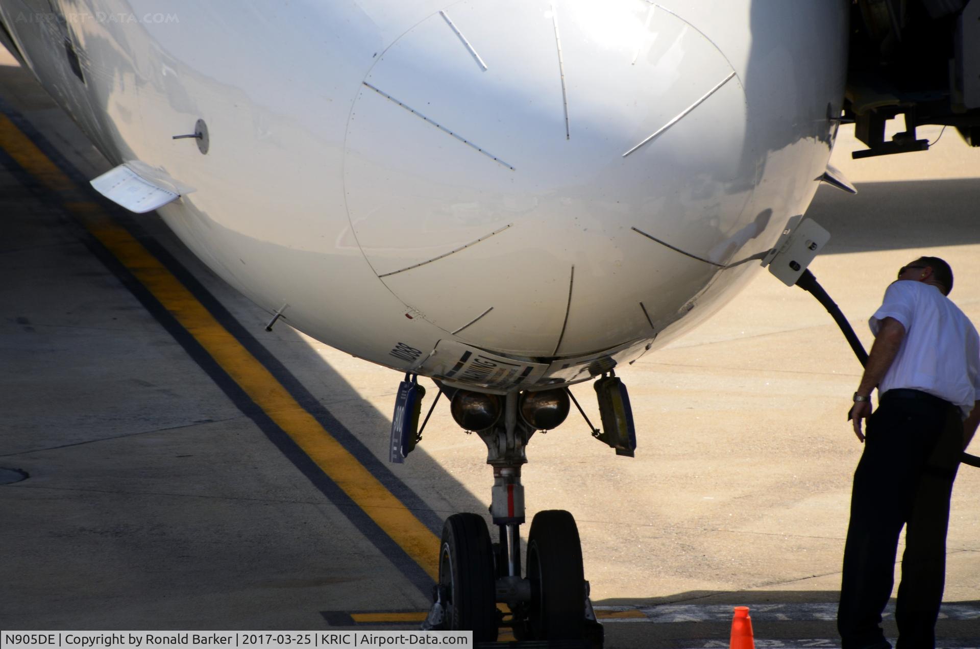 N905DE, 1992 McDonnell Douglas MD-88 C/N 53410, At the gate Richmond