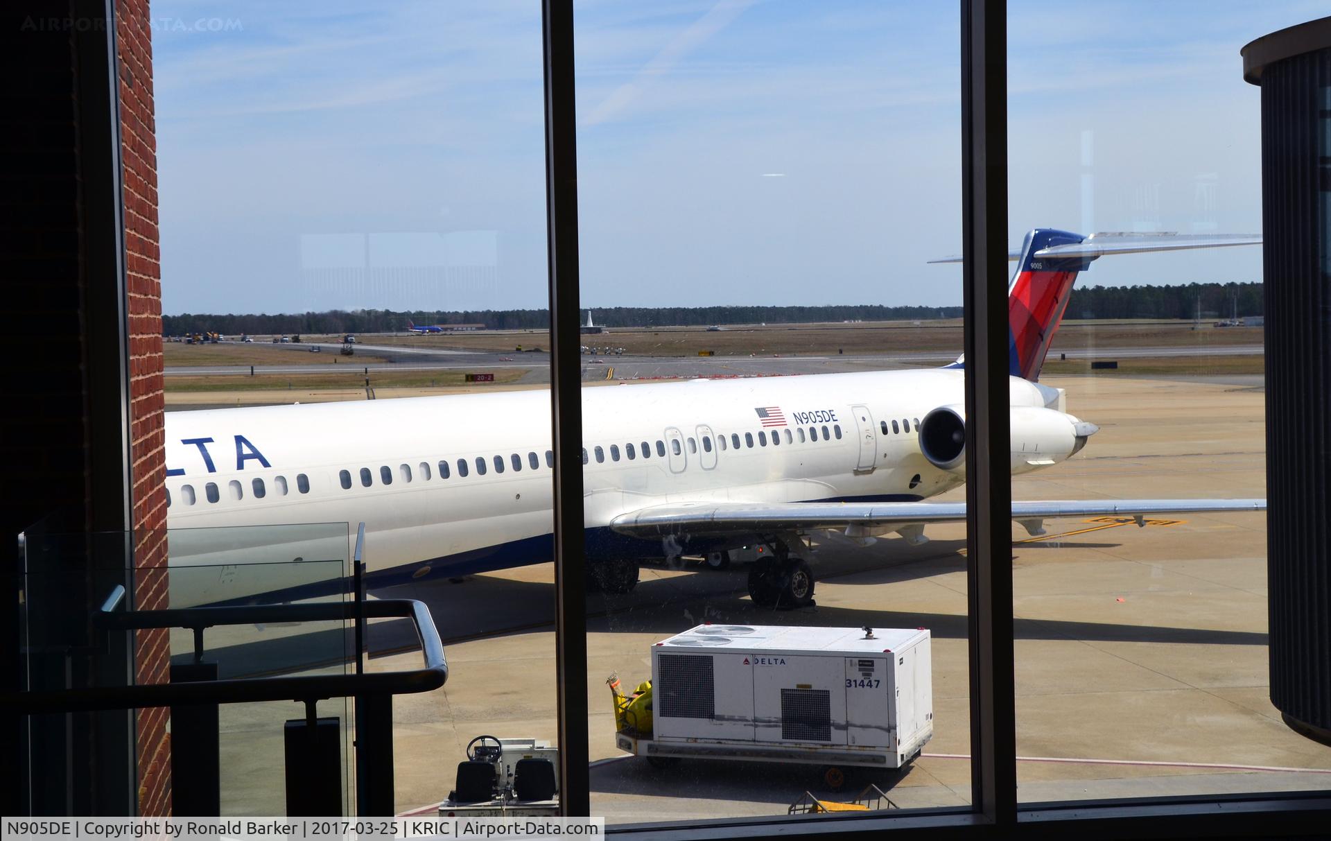 N905DE, 1992 McDonnell Douglas MD-88 C/N 53410, At the gate Richmond