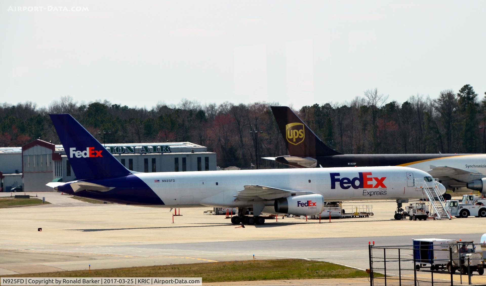 N925FD, 1994 Boeing 757-204 C/N 27238, Parked Richmond