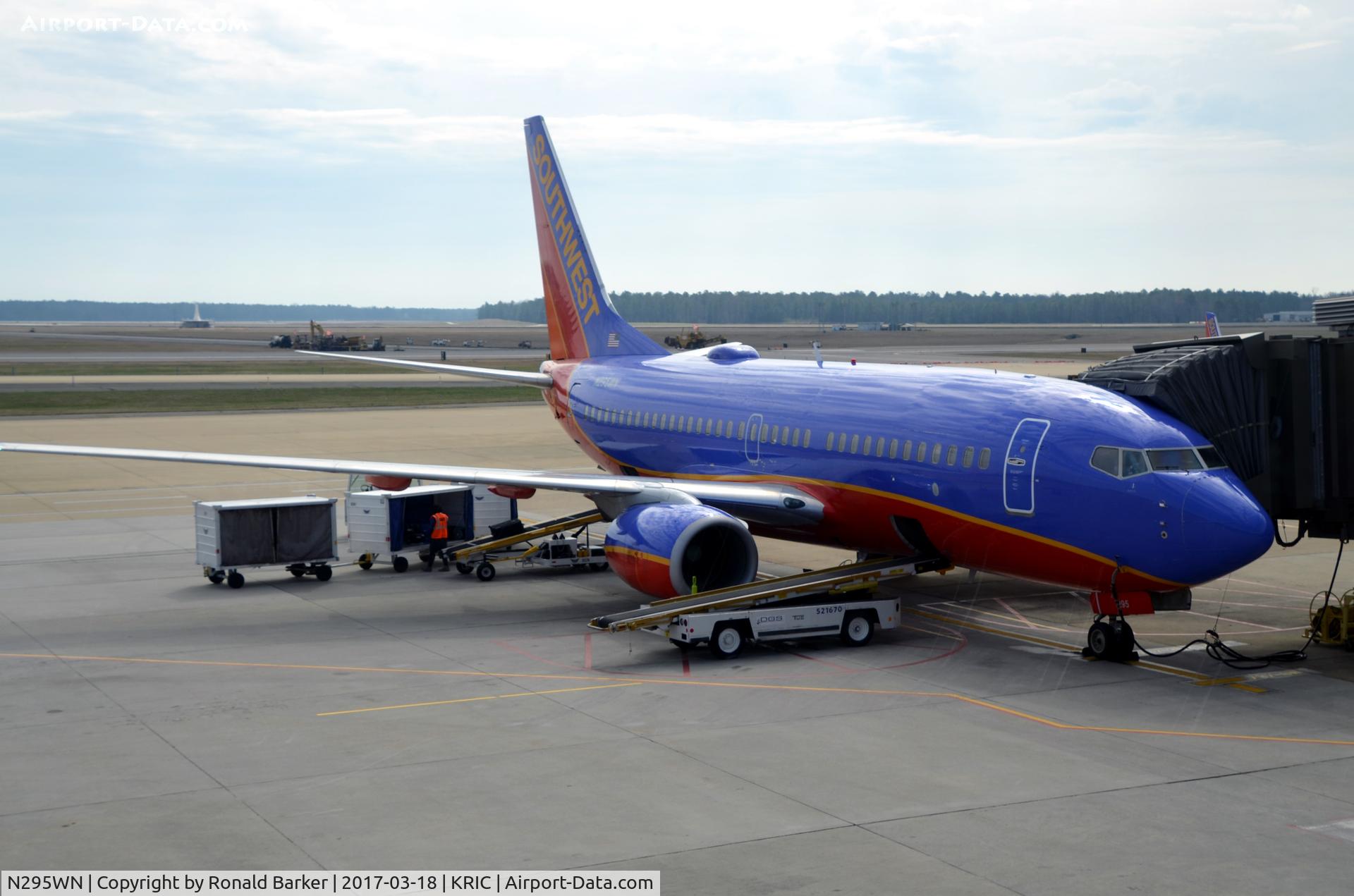 N295WN, 2007 Boeing 737-7H4 C/N 32541, At the gate Richmond