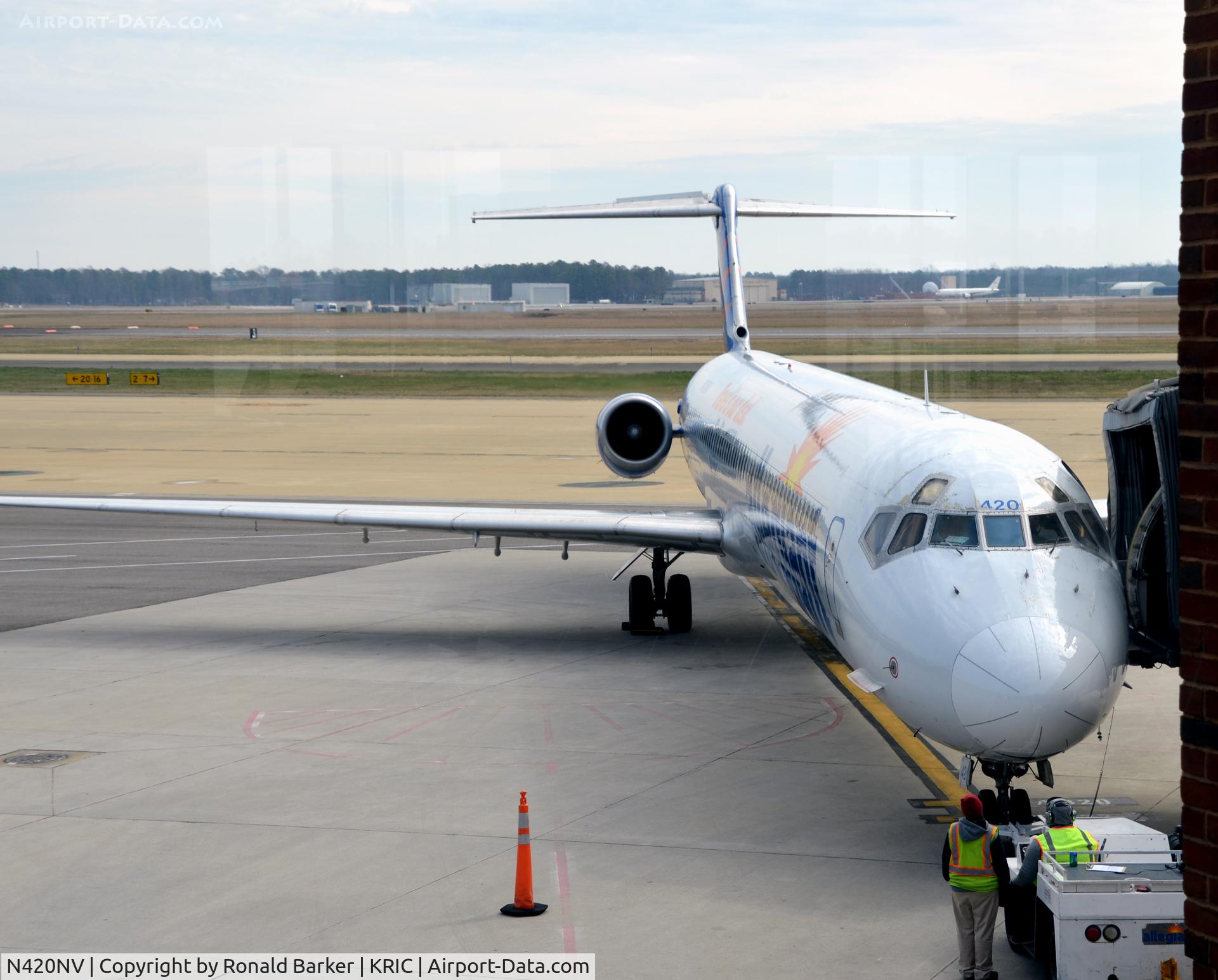 N420NV, 1986 McDonnell Douglas MD-82(DC-9-82) C/N 49424, At the gate Richmond