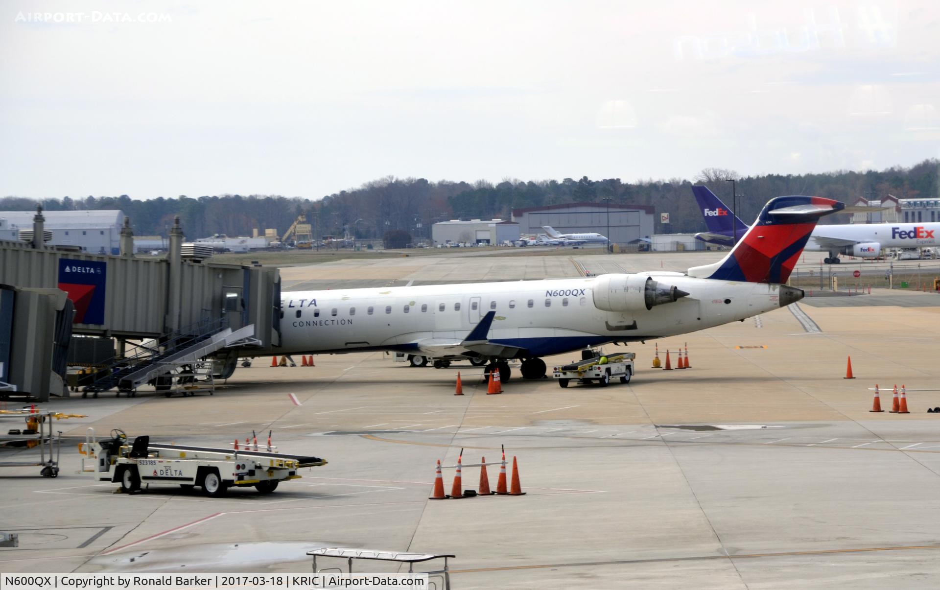 N600QX, 2001 Bombardier CRJ-701 (CL-600-2C10) Regional Jet C/N 10005, At the gate Richmond
