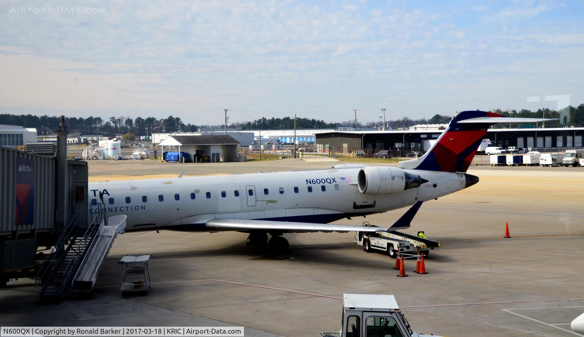 N600QX, 2001 Bombardier CRJ-701 (CL-600-2C10) Regional Jet C/N 10005, At the gate Richmond