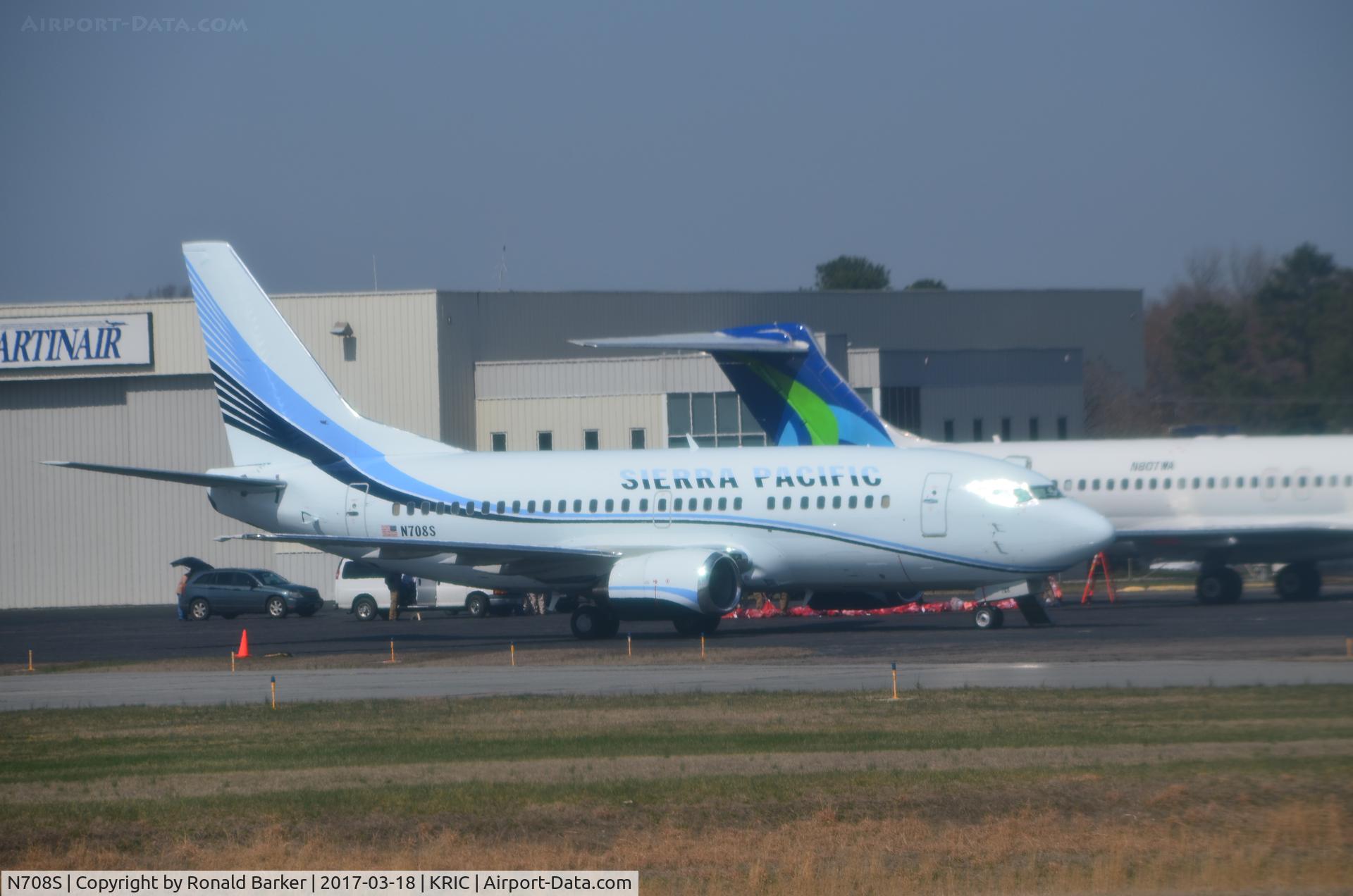 N708S, 1995 Boeing 737-528 C/N 27424, Parked Richmond