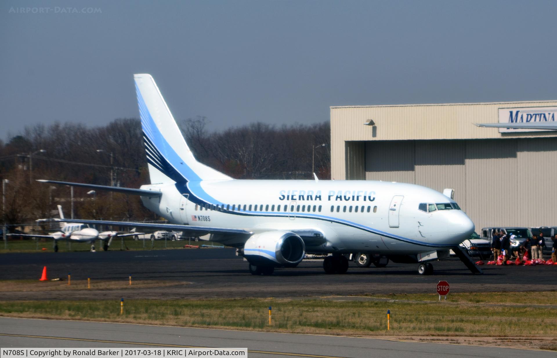 N708S, 1995 Boeing 737-528 C/N 27424, Parked Richmond