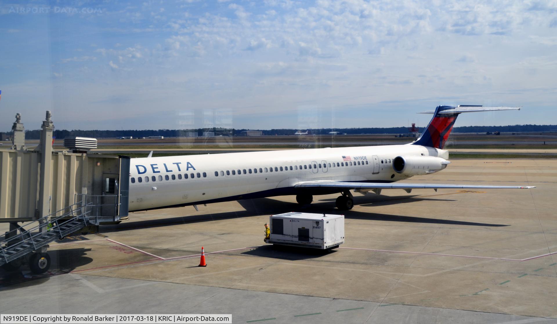 N919DE, 1993 McDonnell Douglas MD-88 C/N 53422, Arrived at gate Richmond