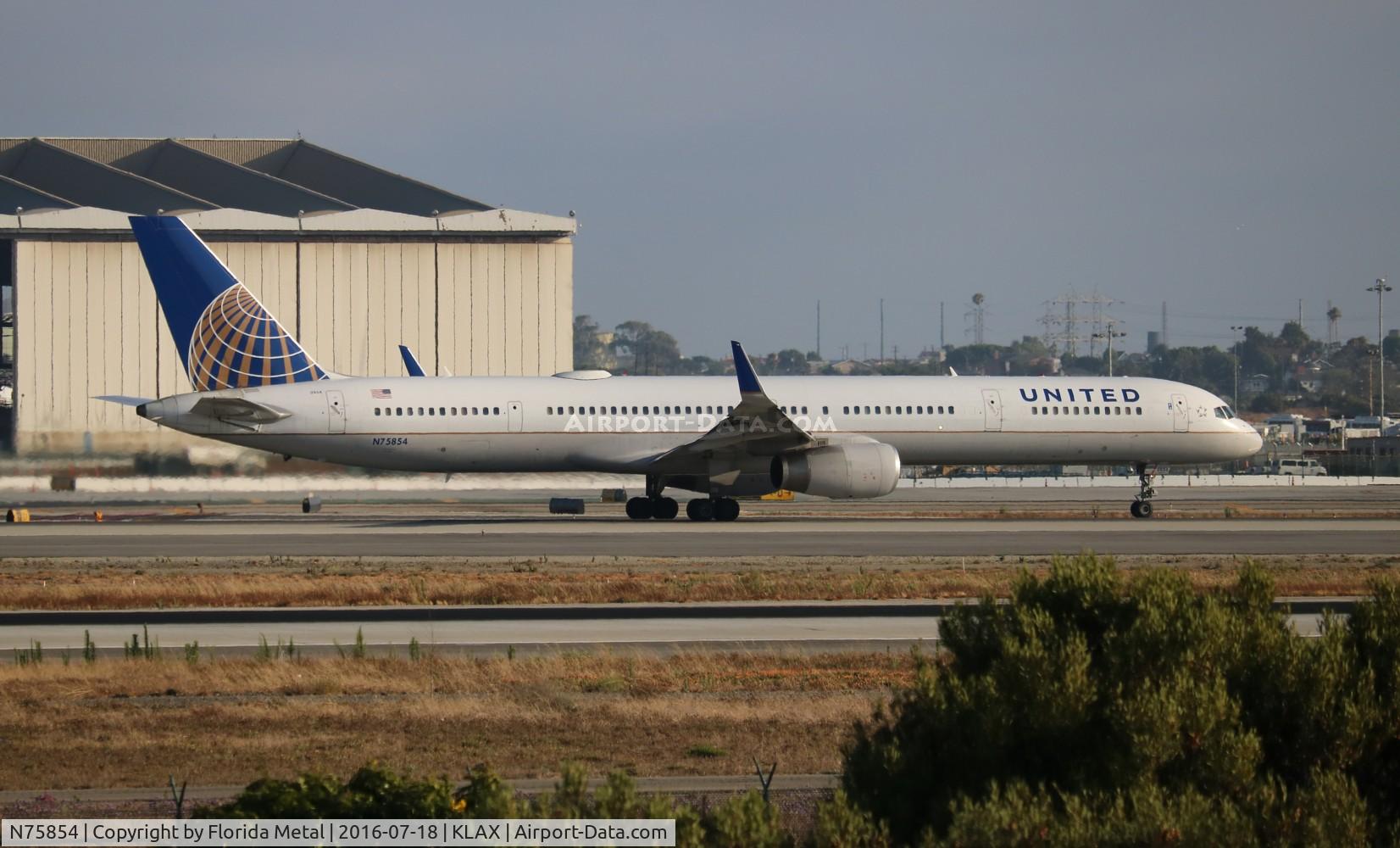 N75854, 2002 Boeing 757-324 C/N 32813, LAX spotting 2016