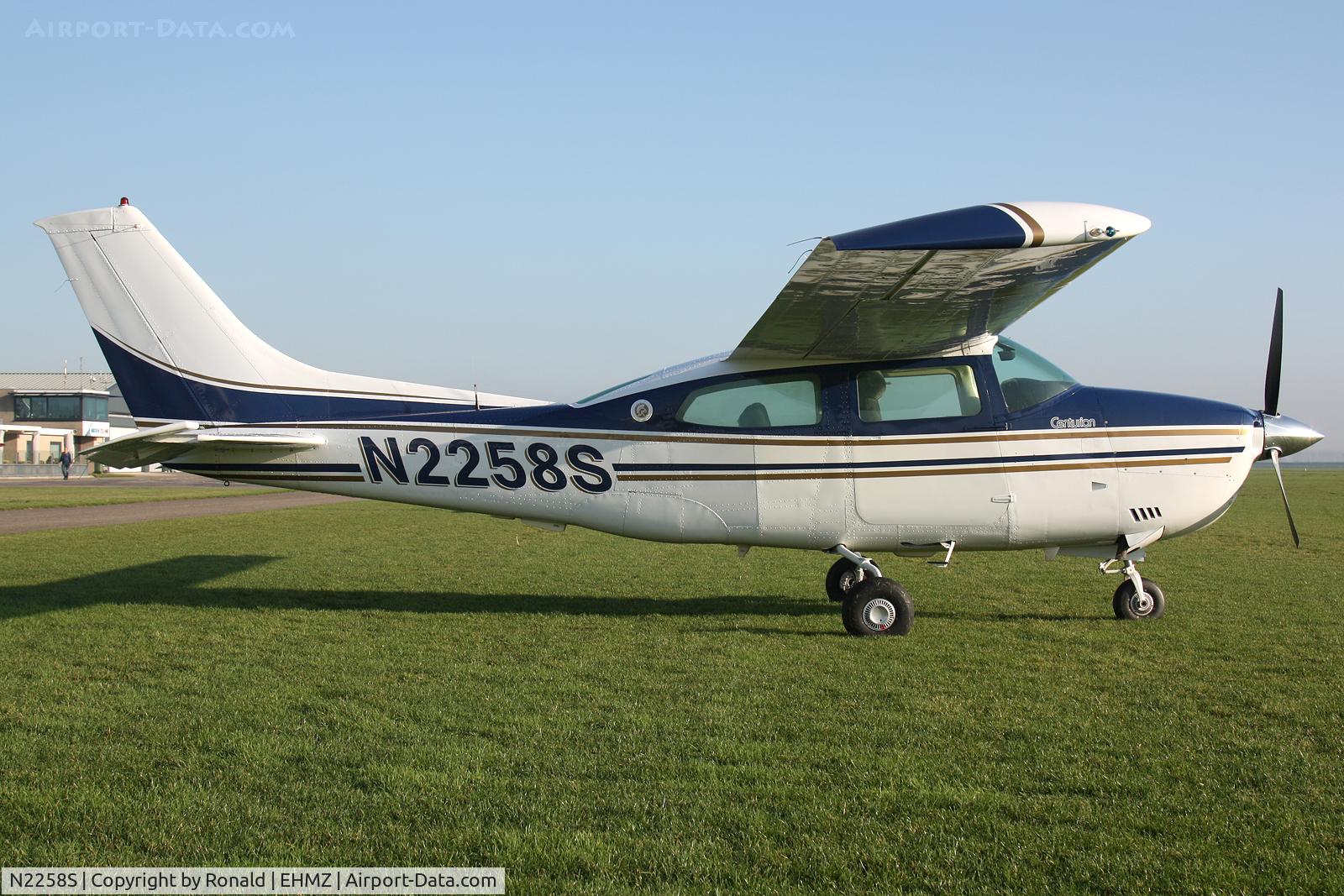 N2258S, 1976 Cessna 210L Centurion C/N 21061202, at ehmz