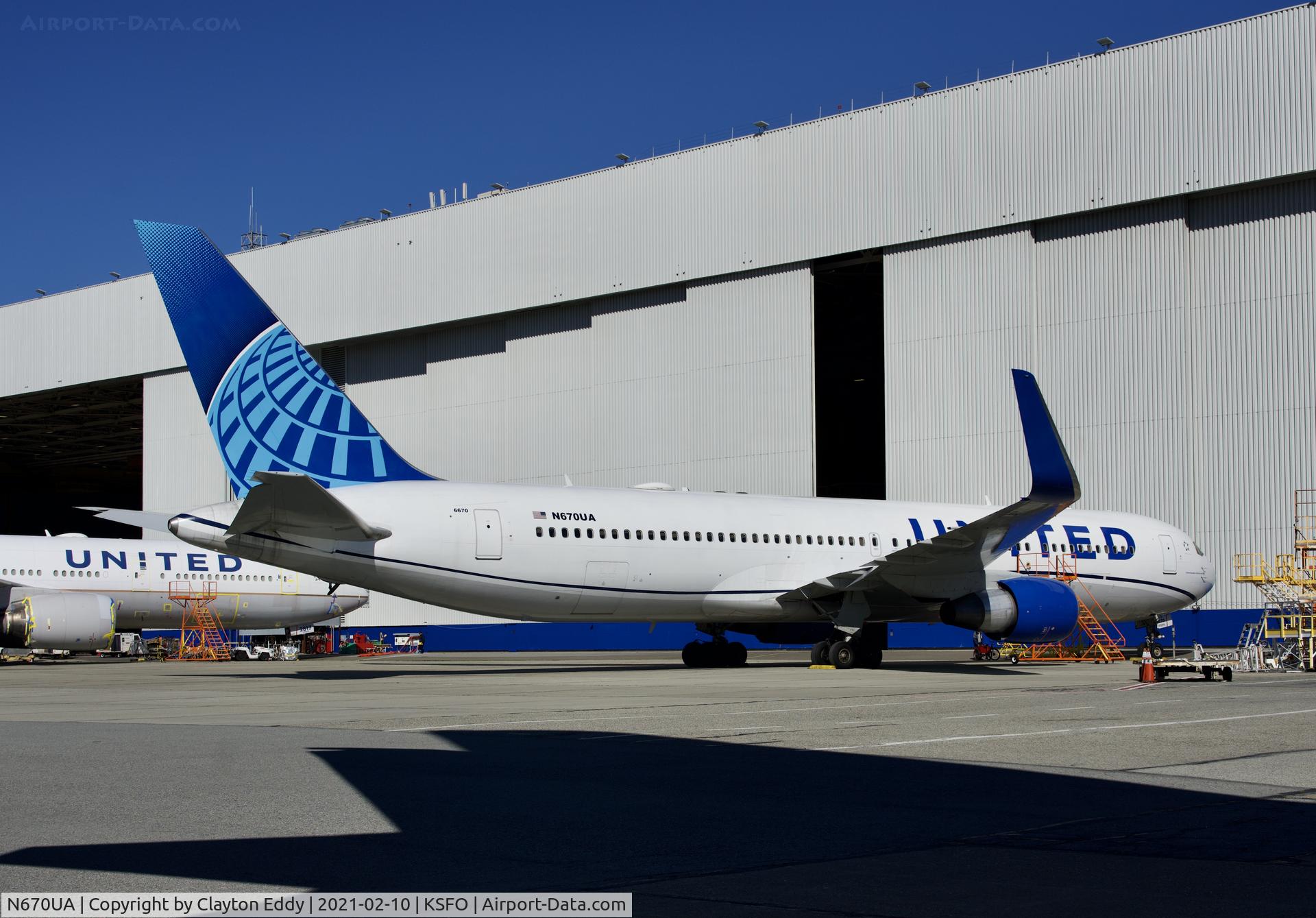 N670UA, 1999 Boeing 767-322 C/N 29240, SFO 2021.