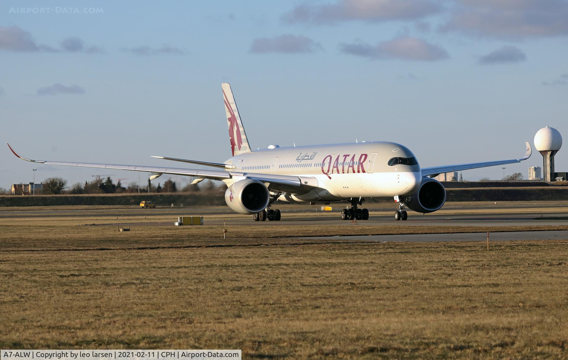 A7-ALW, 2017 Airbus A350-941 C/N 114, Copenhagen 11.2.2021 taxi to active runway 04R