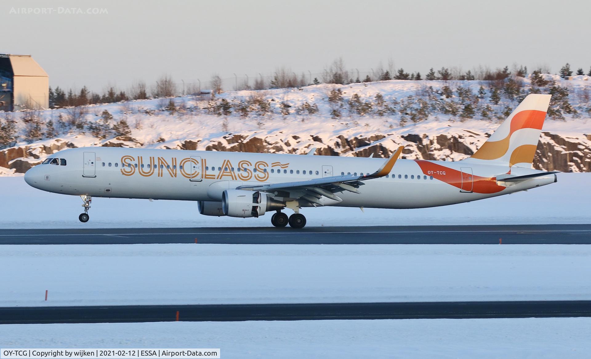 OY-TCG, 2014 Airbus A321-211 C/N 6389, RWY 01R