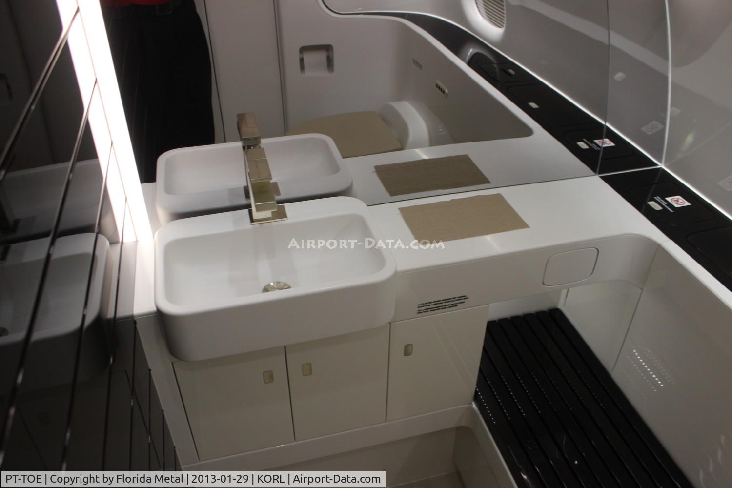 PT-TOE, Embraer ERJ-190-100ECJ Lineage 1000 C/N 19000317, NBAA ORL 2012