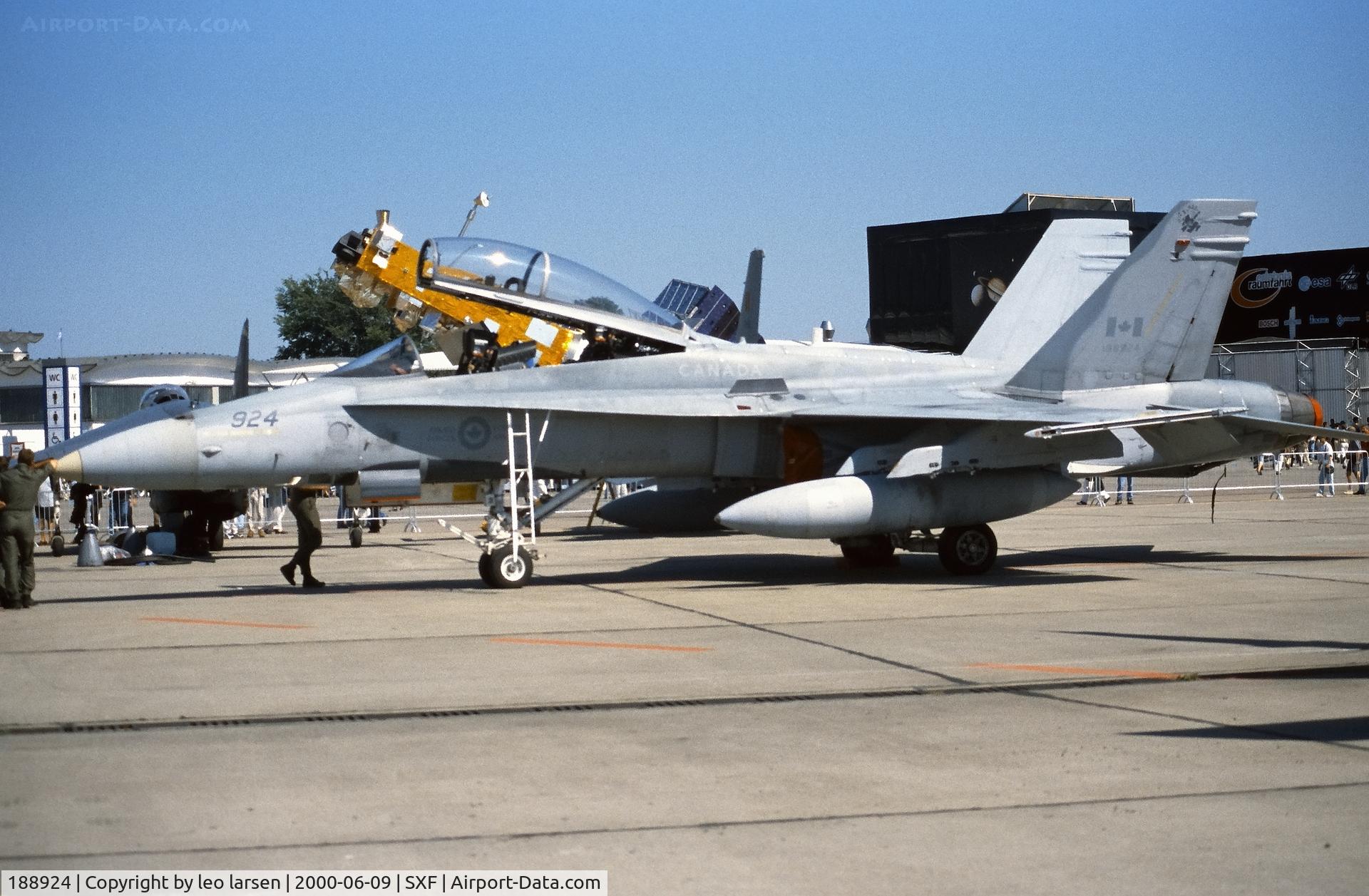 188924, McDonnell Douglas CF-188B Hornet C/N 0474/B083, Berlin Air Show 9.6.2000