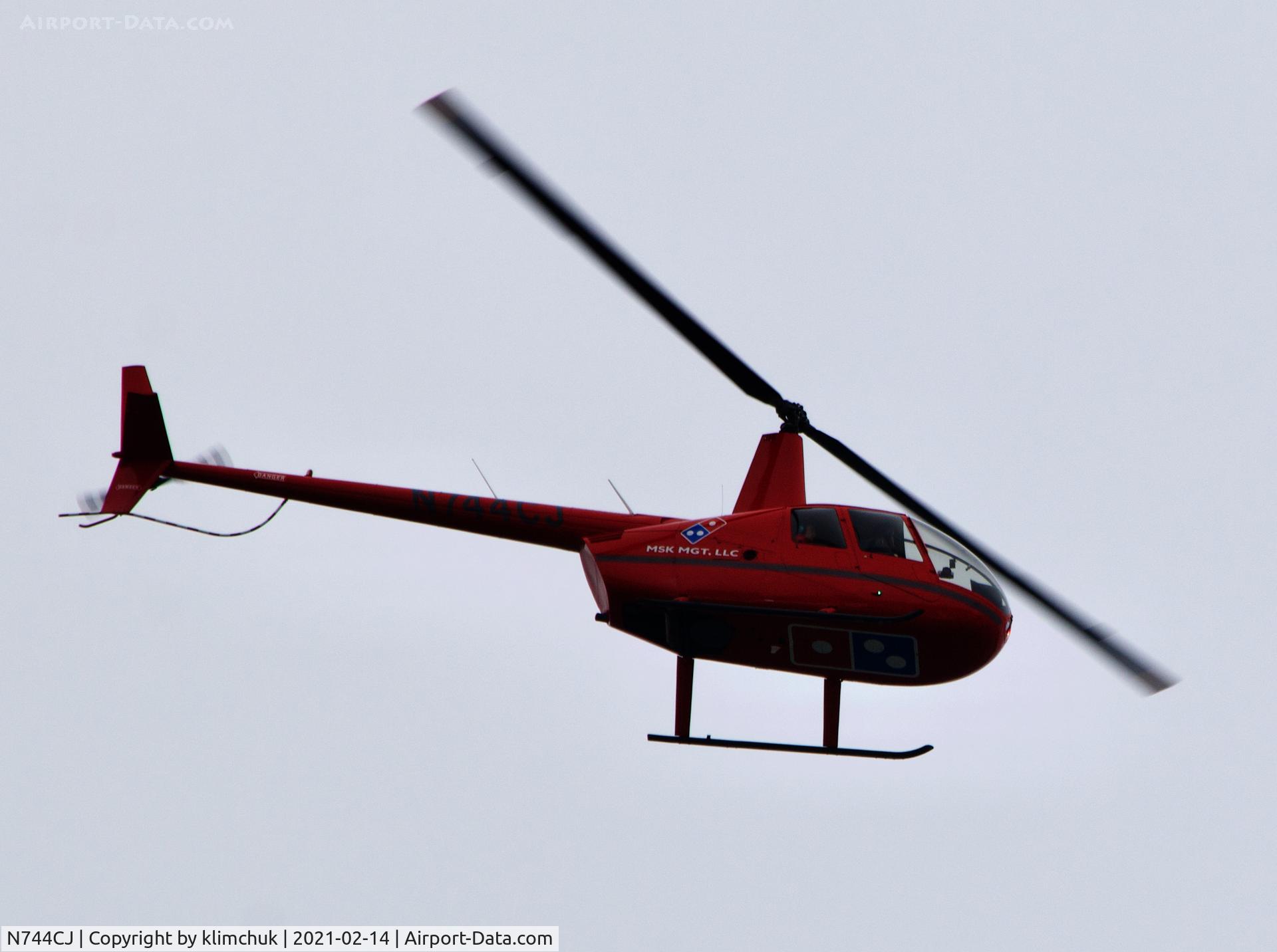 N744CJ, Robinson R44 C/N 2032, Flying along Hudson