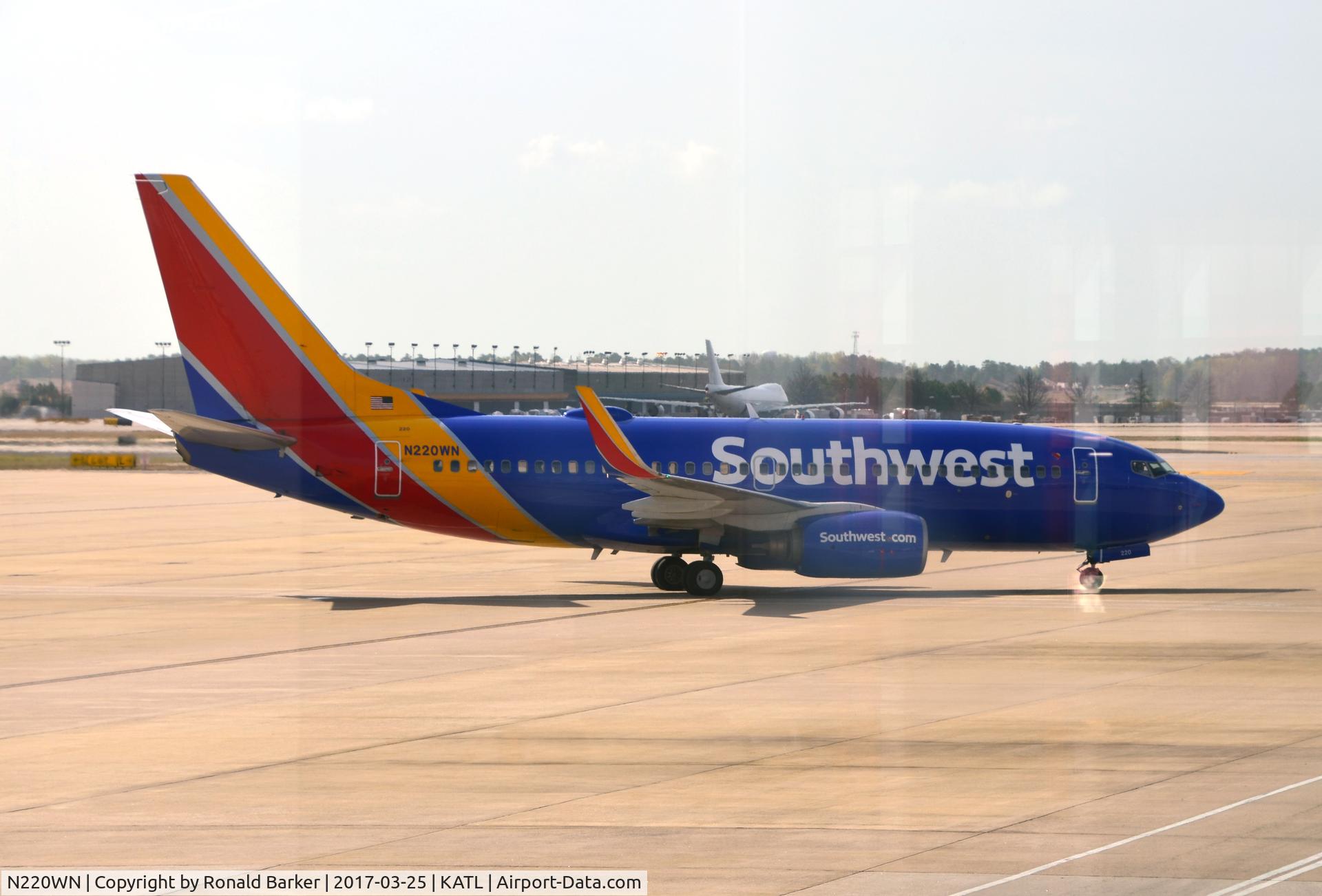 N220WN, 2005 Boeing 737-7H4 C/N 32491, Taxi Atlanta
