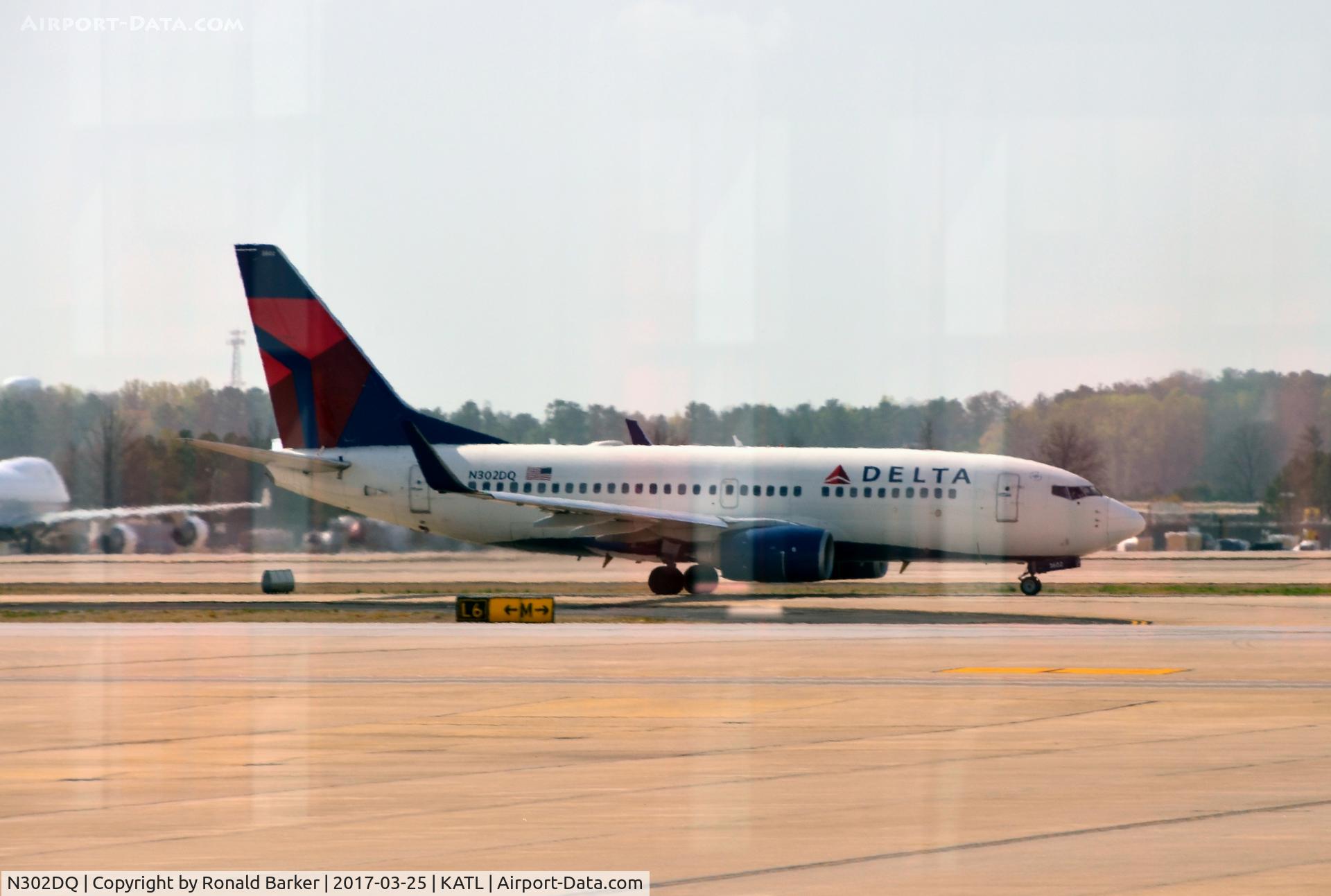 N302DQ, 2008 Boeing 737-732 C/N 29648, Taxi Atlanta