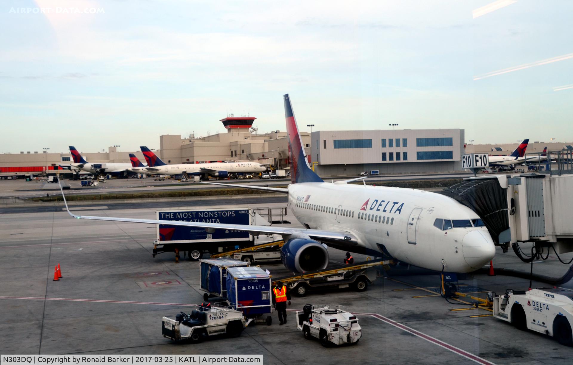N303DQ, 2008 Boeing 737-732 C/N 29688, Gate F10 Atlanta