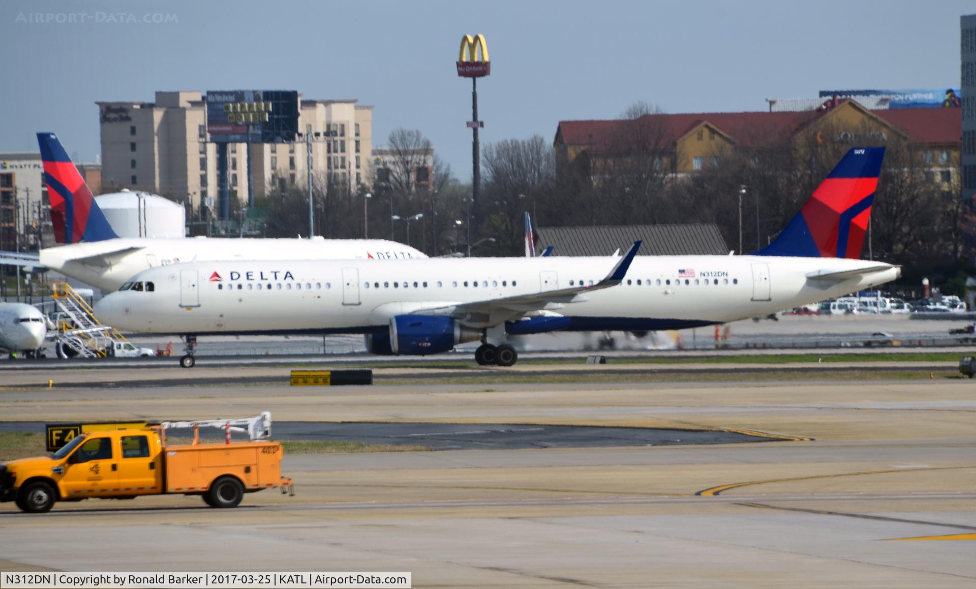 N312DN, 2016 Airbus A321-211 C/N 7364, Taxi to park Atlanta
