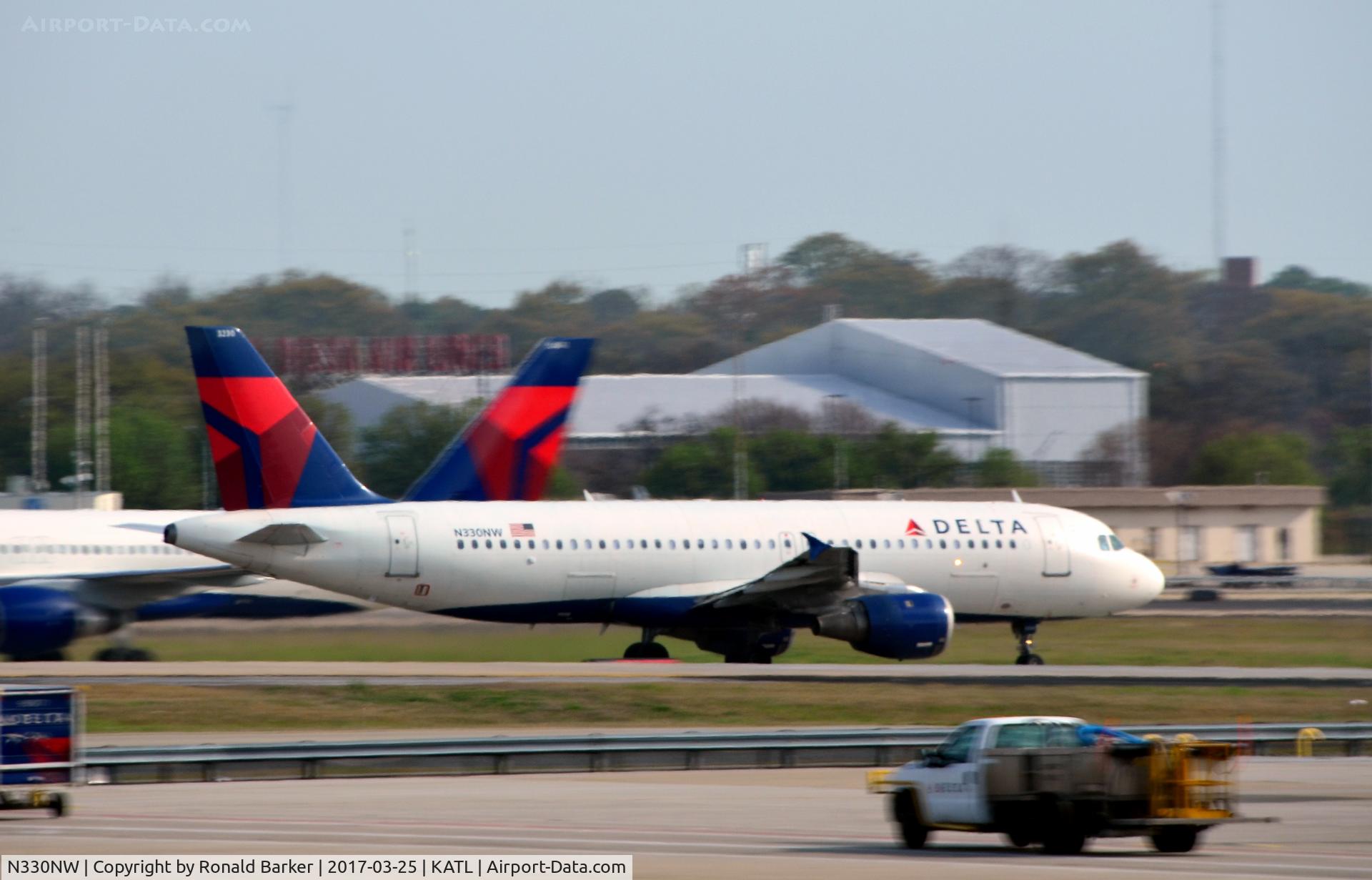 N330NW, 1992 Airbus A320-211 C/N 307, Taxi Atlanta