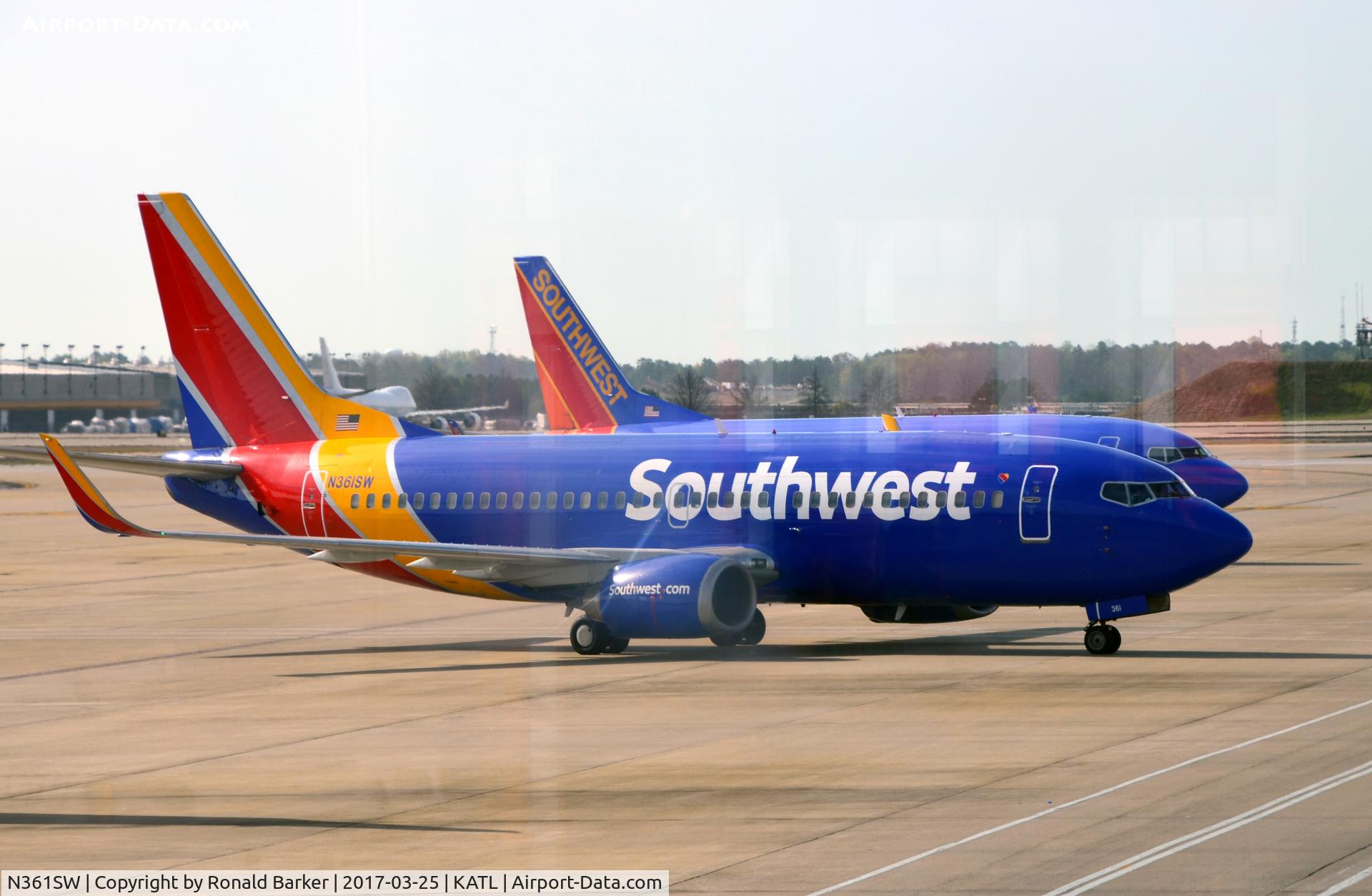 N361SW, 1992 Boeing 737-3H4 C/N 26572, Taxi Atlanta