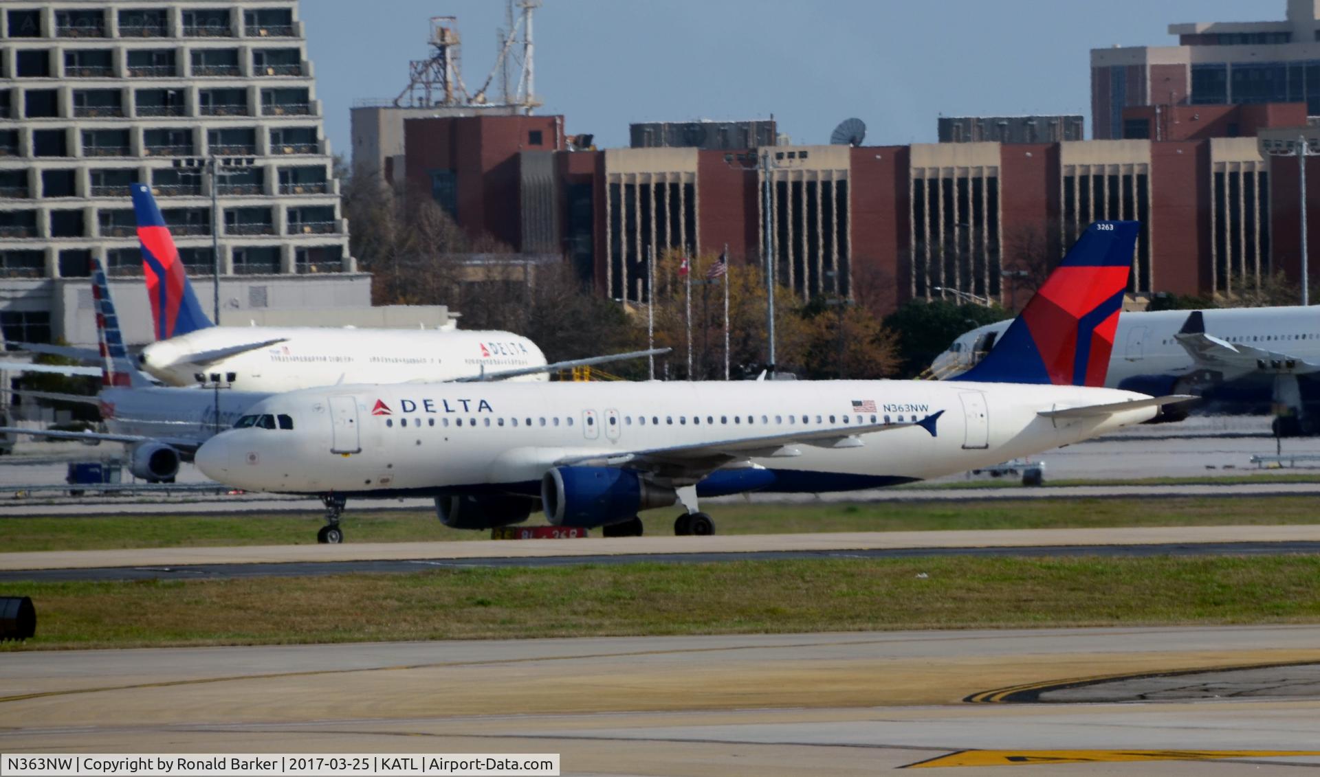 N363NW, 1998 Airbus A320-212 C/N 0923, Taxi for takeoff Atlanta
