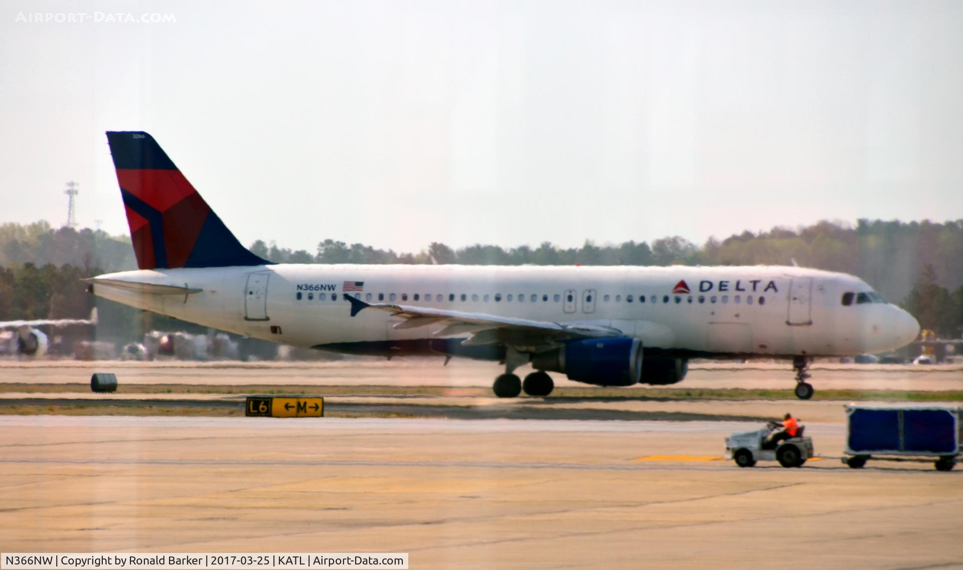 N366NW, 1999 Airbus A320-212 C/N 0981, Taxi Atlanta