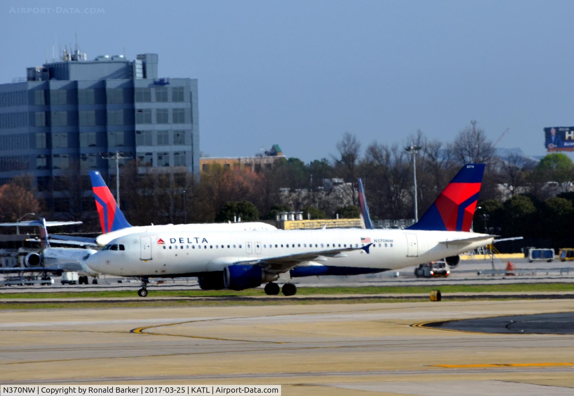 N370NW, 1999 Airbus A320-212 C/N 1037, Taxi Atlanta