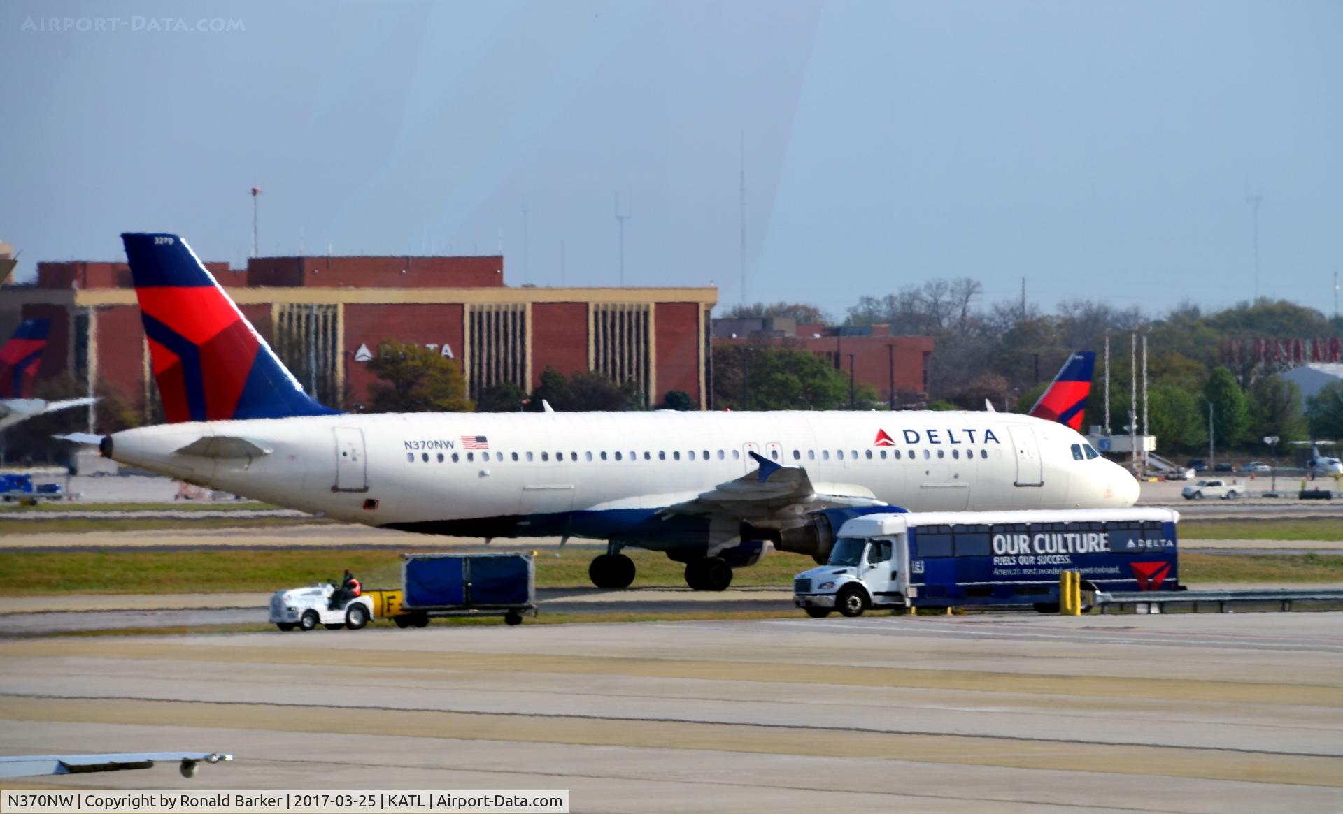 N370NW, 1999 Airbus A320-212 C/N 1037, Taxi Atlanta