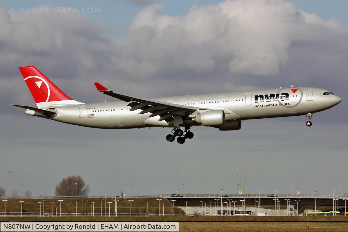 N807NW, 2004 Airbus A330-323 C/N 0588, at spl