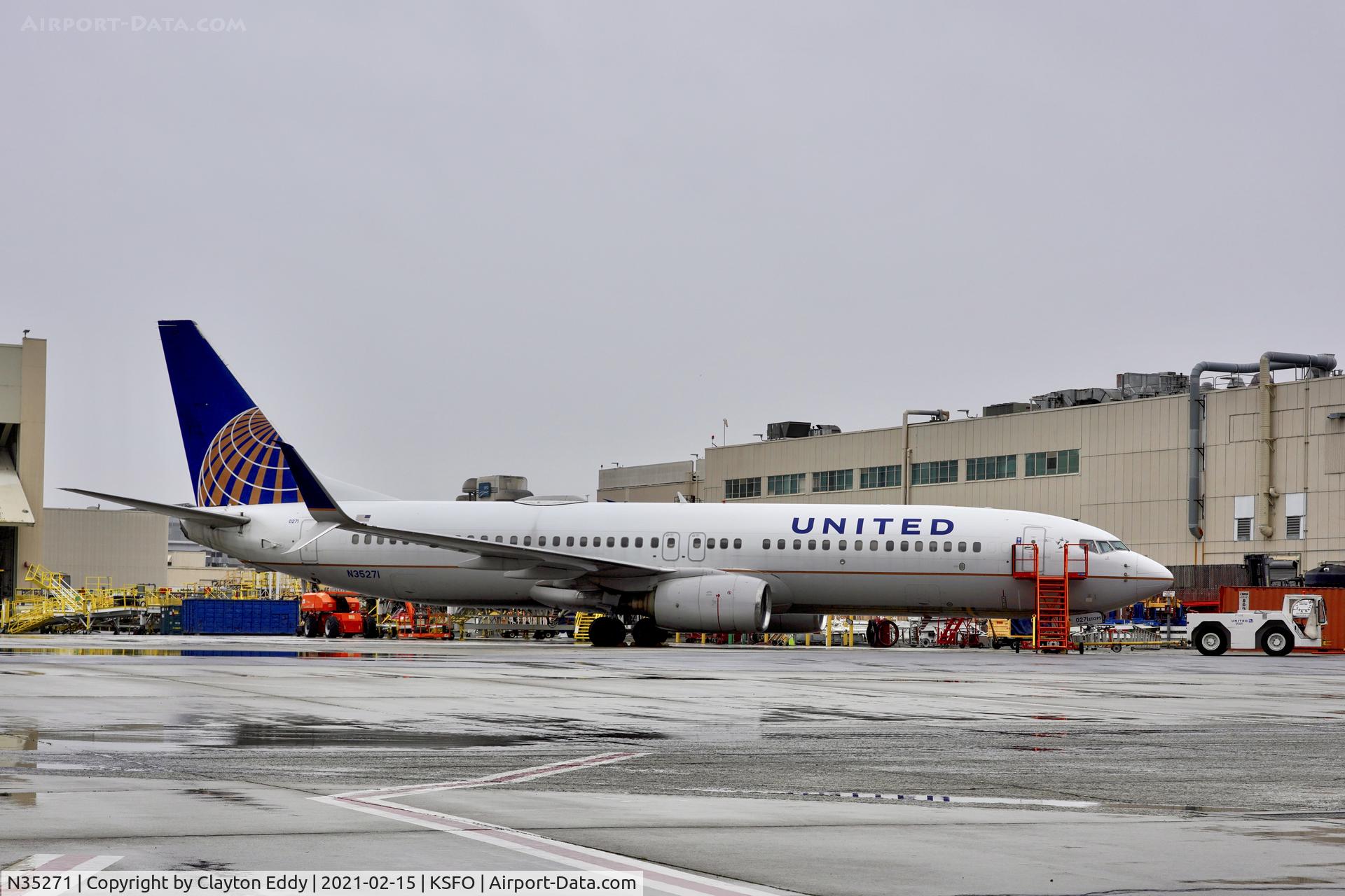 N35271, 2001 Boeing 737-824 C/N 31589, SFO 2021.