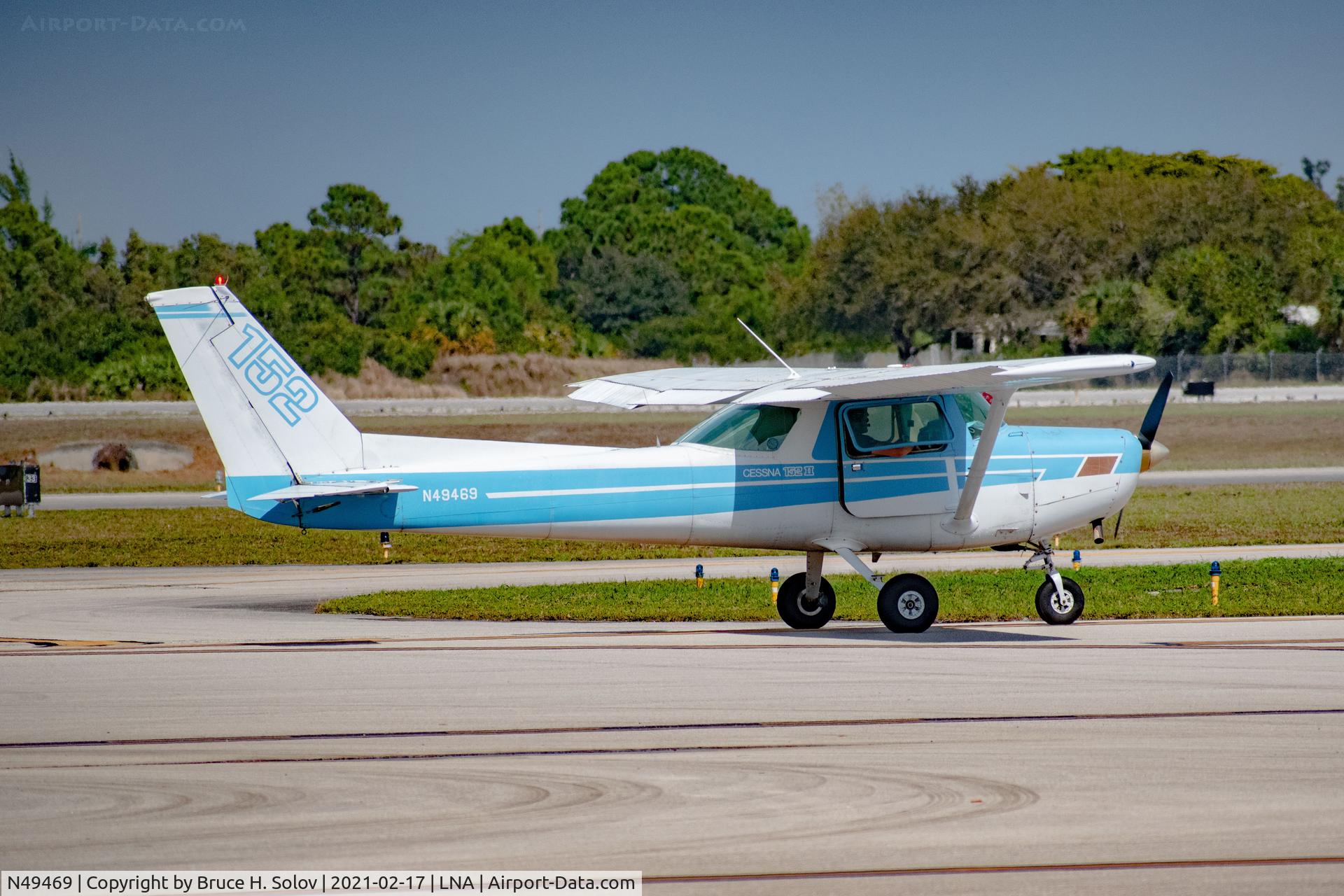 N49469, 1978 Cessna 152 C/N 15281292, taxiing at LNA
