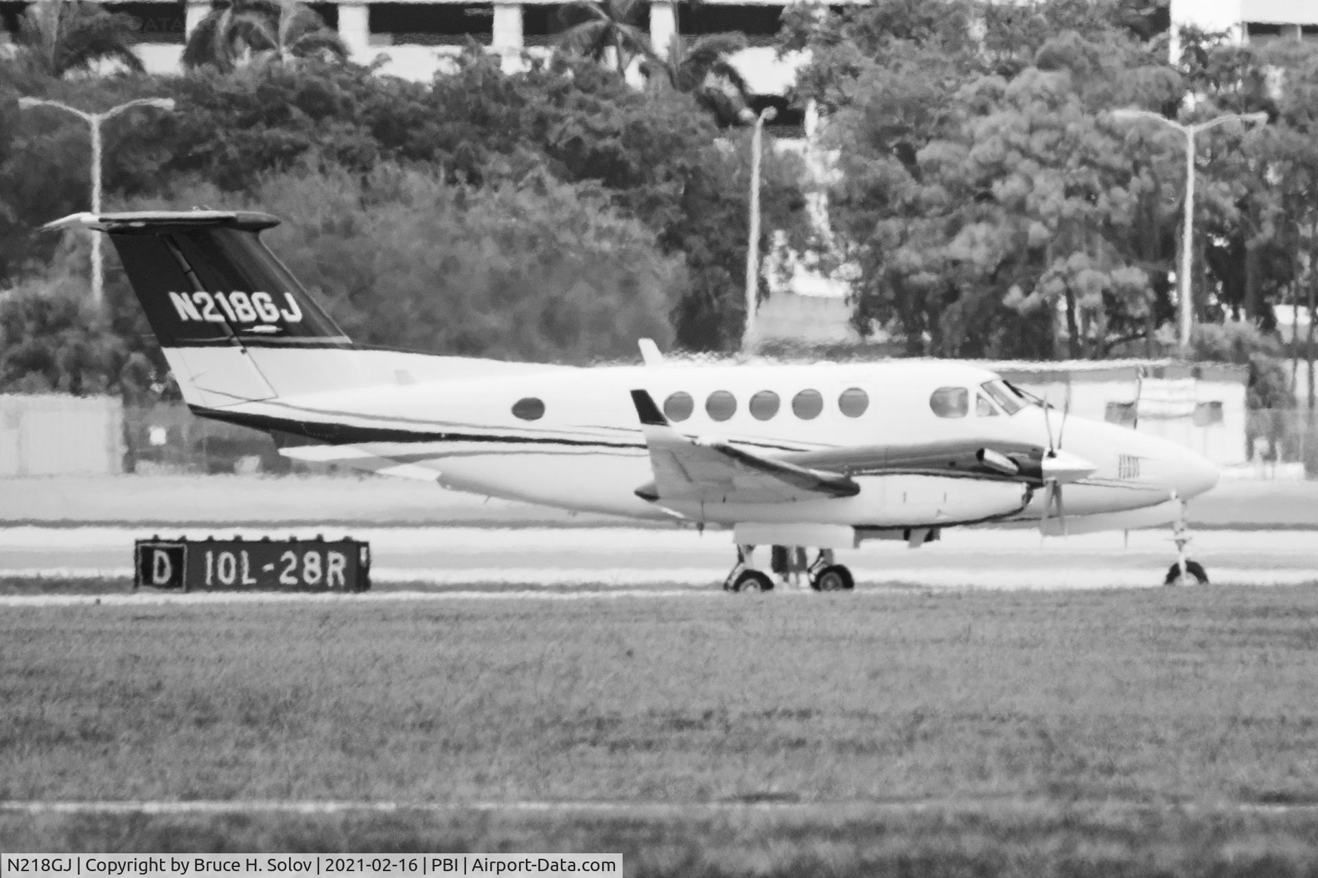 N218GJ, 1982 Beech B200 King Air C/N BB-1013, taxiing at PBI