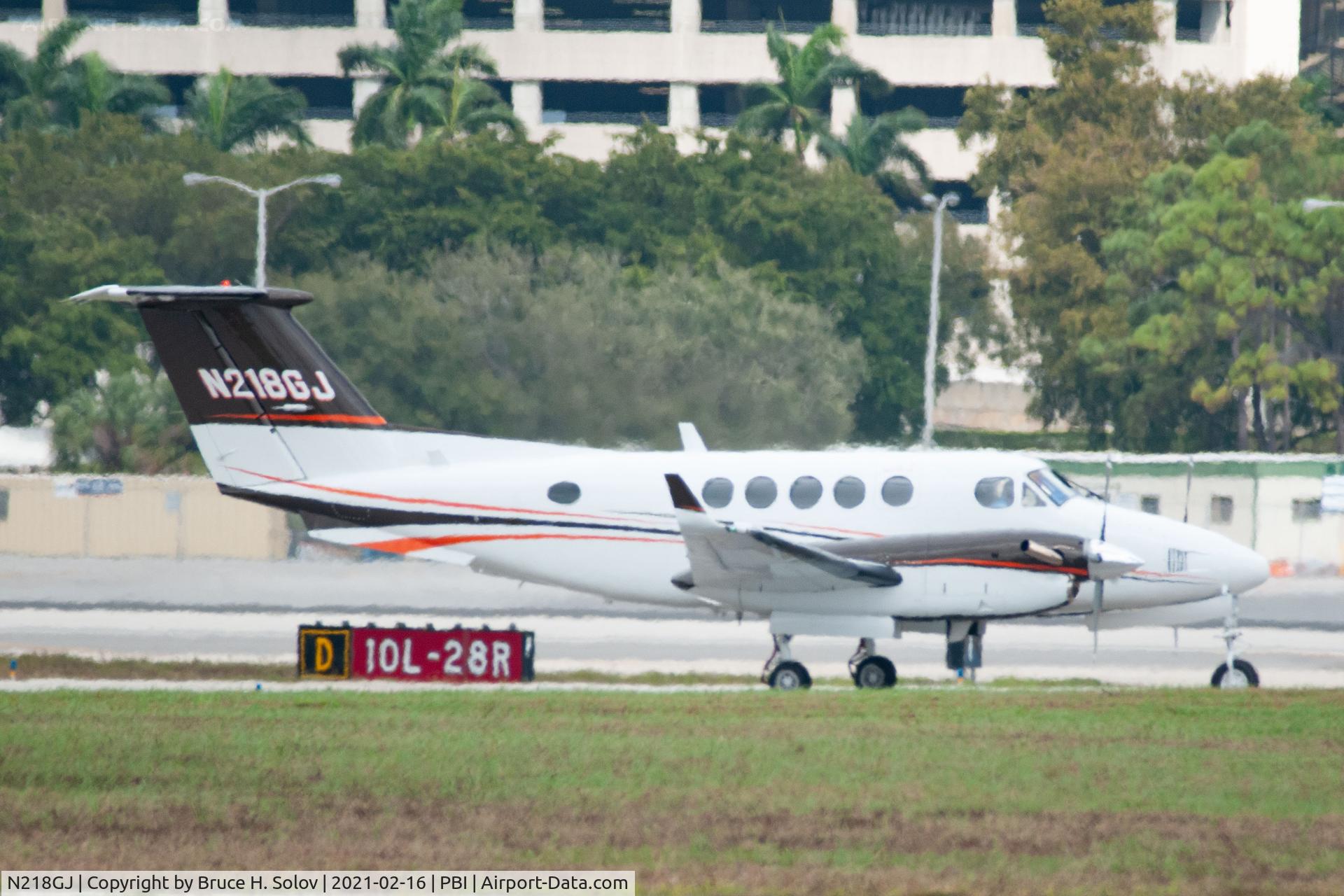 N218GJ, 1982 Beech B200 King Air C/N BB-1013, taxiing at PBI