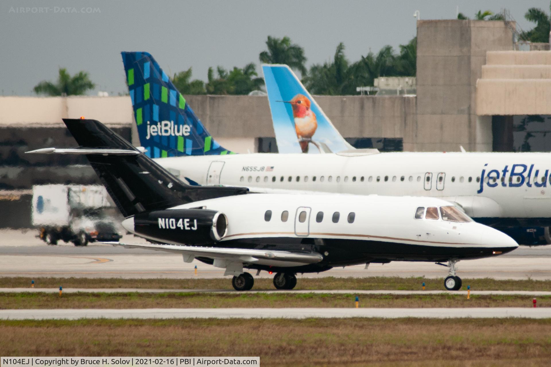 N104EJ, 2000 Raytheon Hawker 800XP C/N 258505, taxiing at PBI