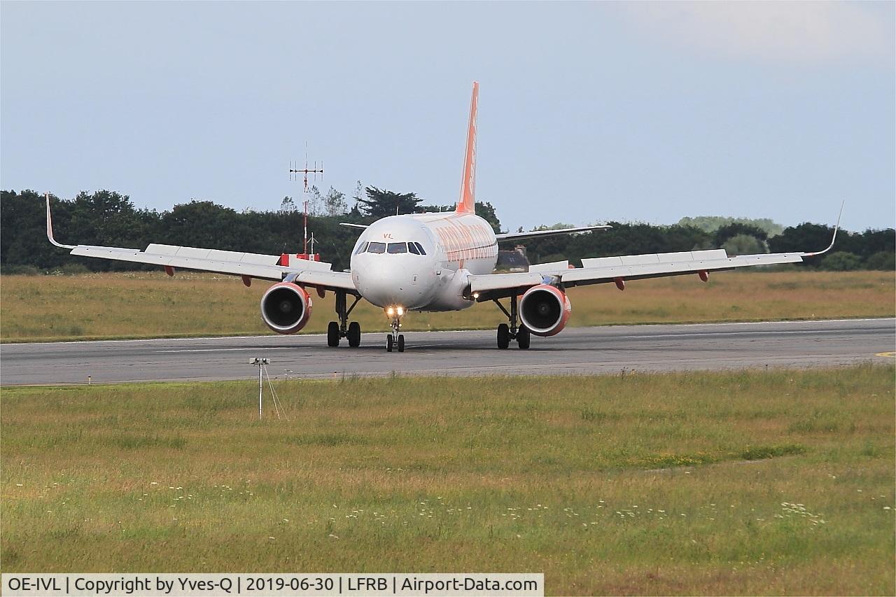 OE-IVL, 2014 Airbus A320-214 C/N 6188, Airbus A320-214, Taxiing to boarding ramp, Brest-Bretagne airport (LFRB-BES)