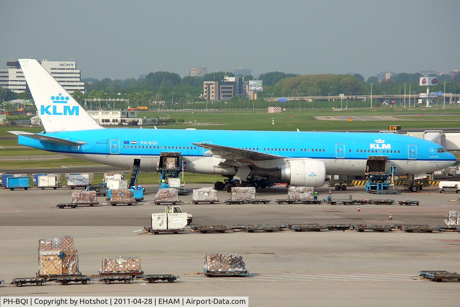 PH-BQI, 2004 Boeing 777-206/ER C/N 33714, Getting loaded with cargo on stand E19
